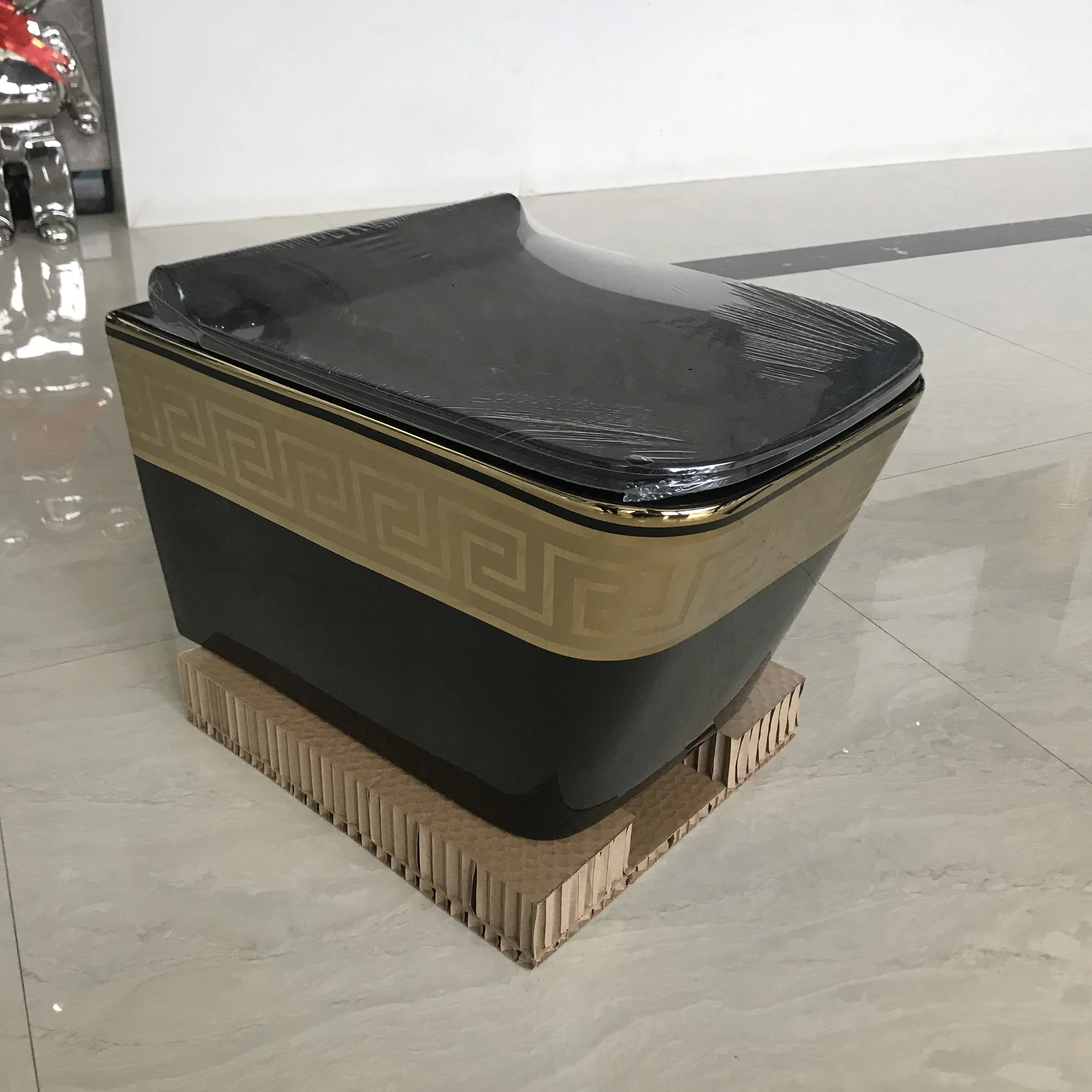 Black golden wall mounted hanging toilet bowl ceramic bathroom luxury gold plated wall hung toilet