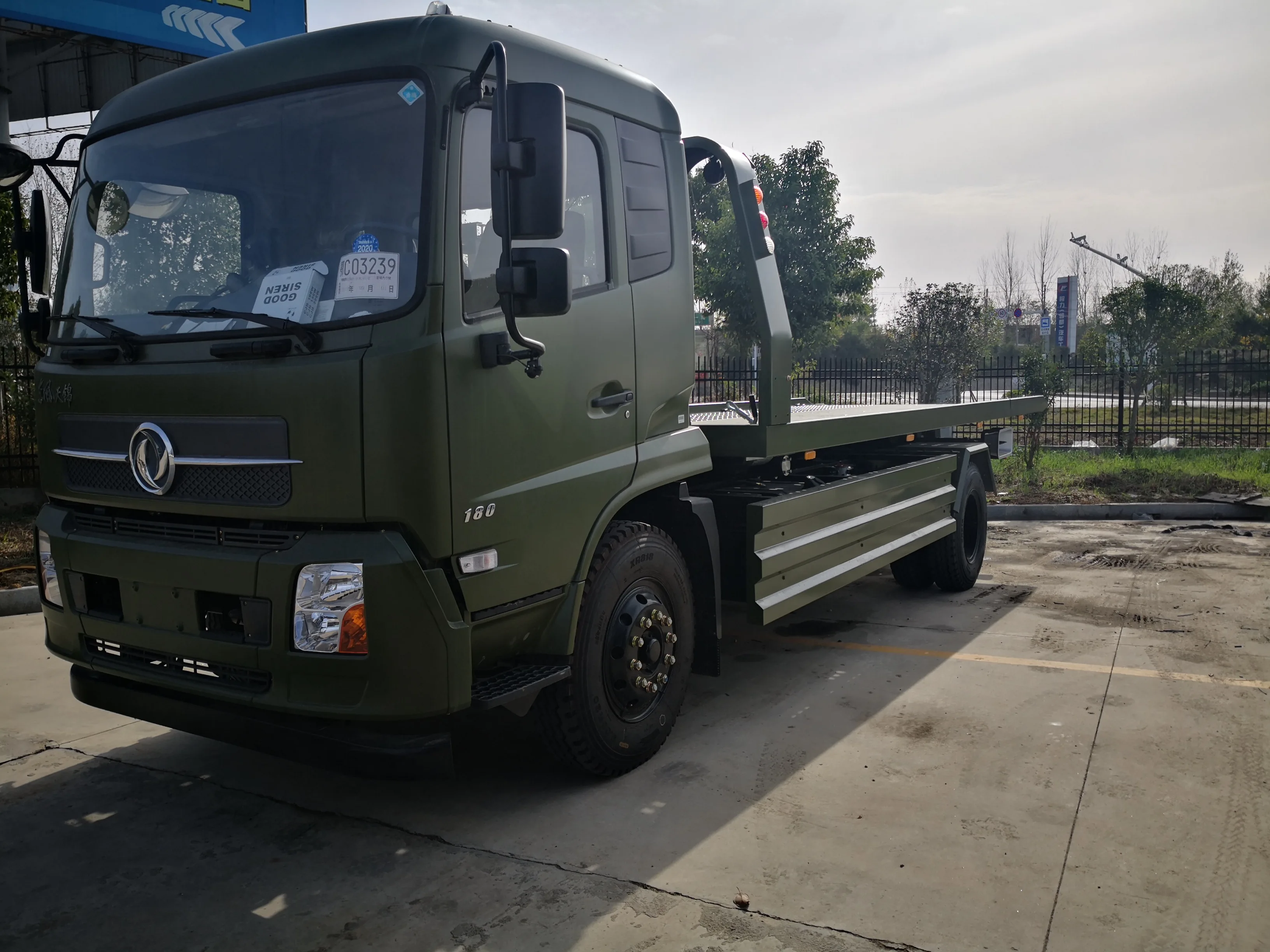 Китай продукты/поставщики. Малогабаритный 4X2dongfeng бортовой эвакуатор для автомобиля помощь на дороге