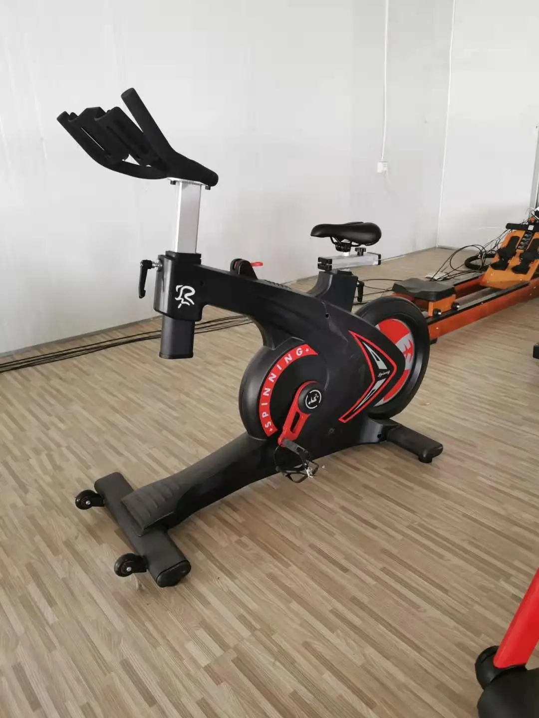 Strong and handsome healthy commercial spin bike exercise for gym use