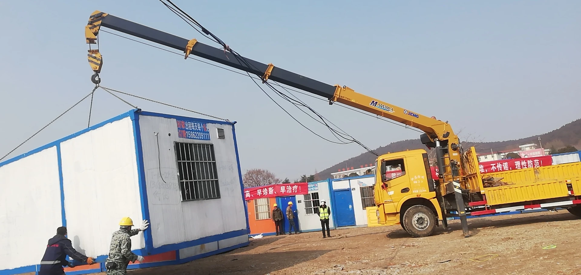 XCMG self loading truck crane mounted SQS300-4 12 ton truck crane for sale