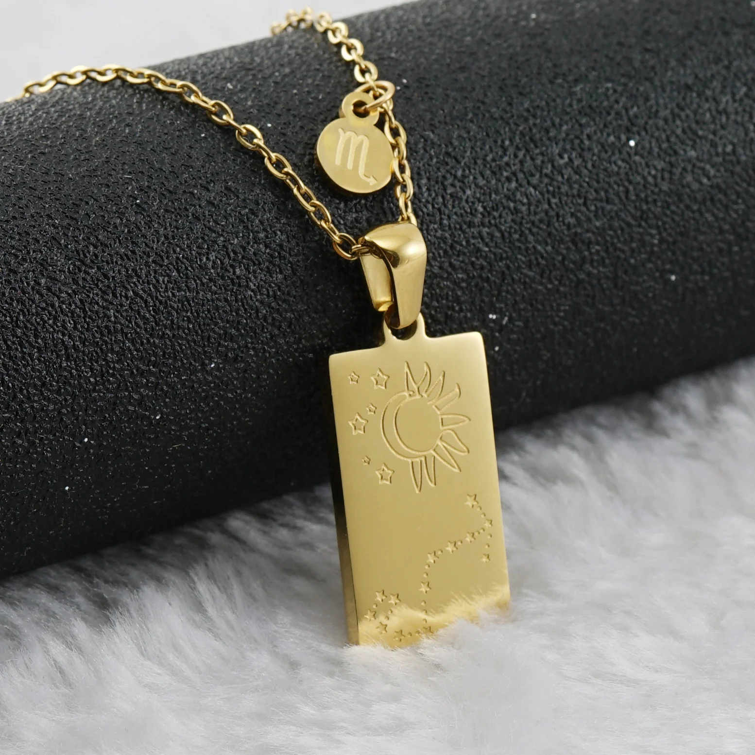 Fashionable 18K Gold Plated High Quality Shiny Chain Necklace With Pattern Engraving Charm Pendant Necklace