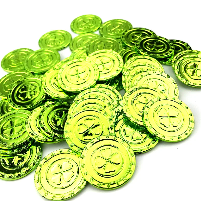 Новые пластиковые зеленые и позолоченные монеты на удачу в честь Дня Святого Патрика