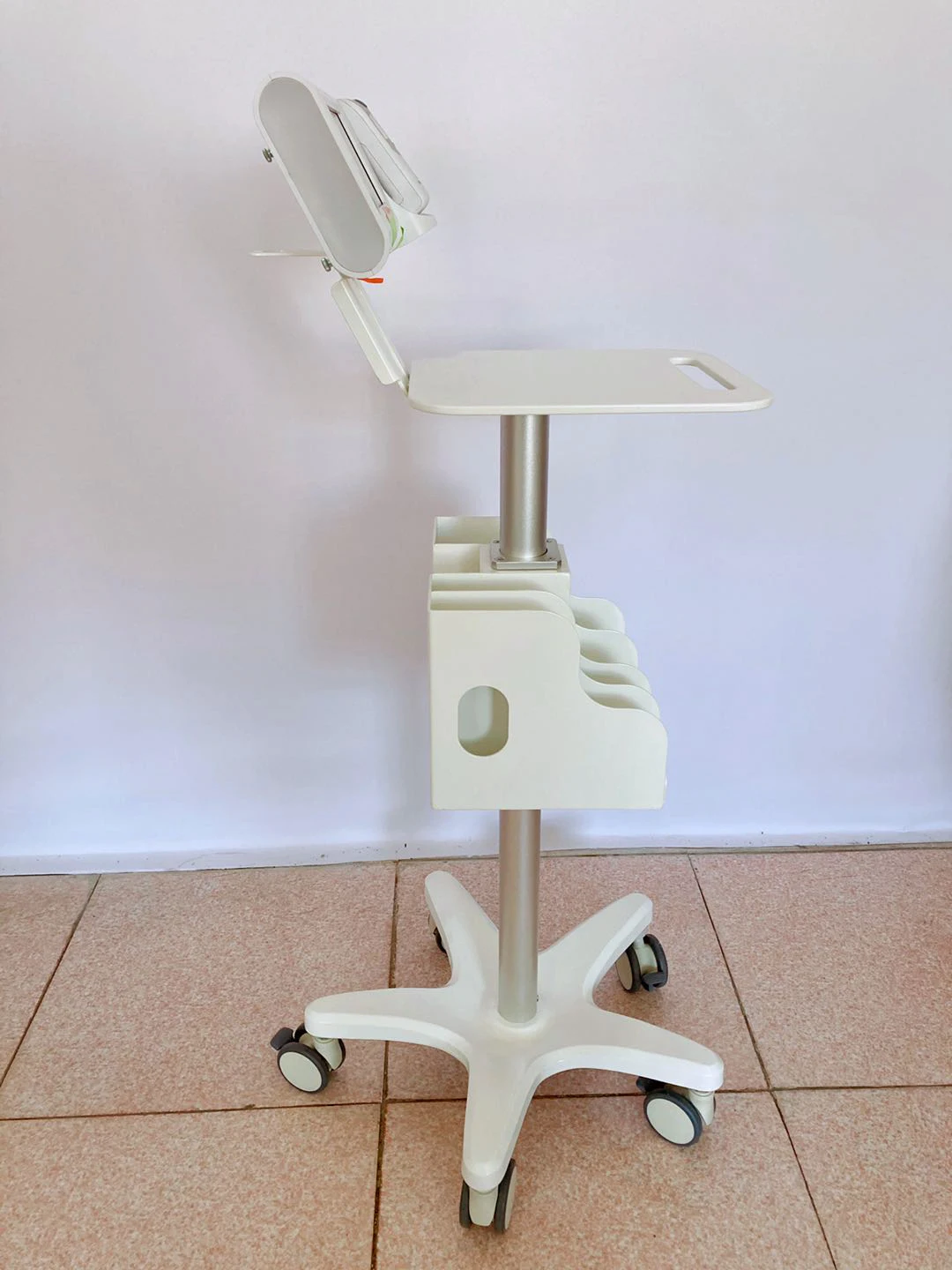 Больничная тележка, витражные знаки, монитор с подставкой, другая Больничная мебель, колесная тележка для медицинского оборудования