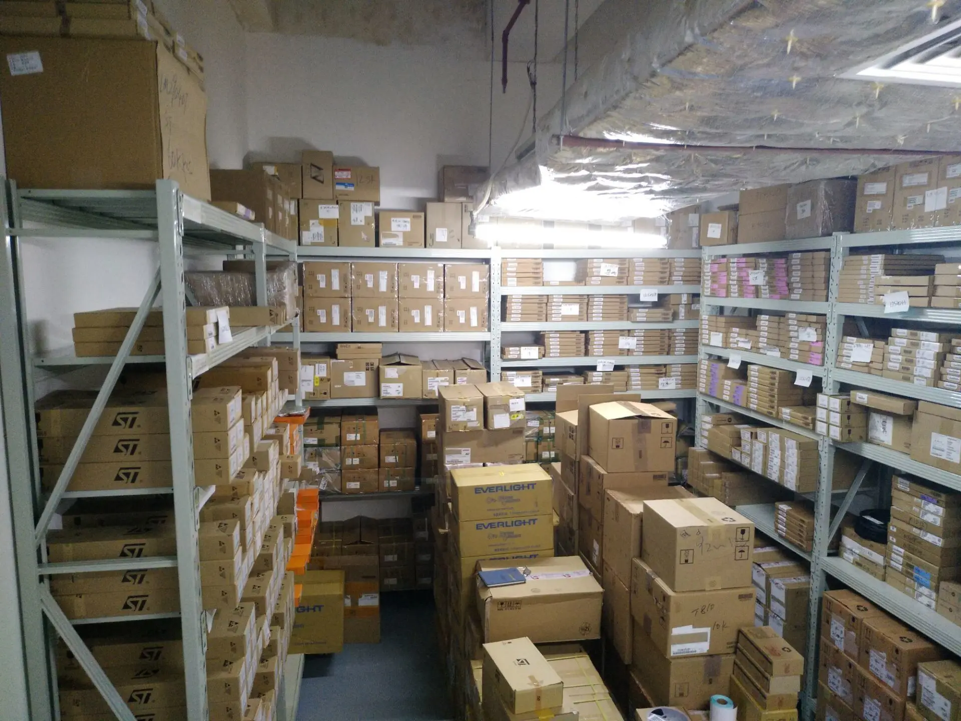 SMD SWITCHING DIODE IN4148 silk screen T4  SOT23 package 1N4148