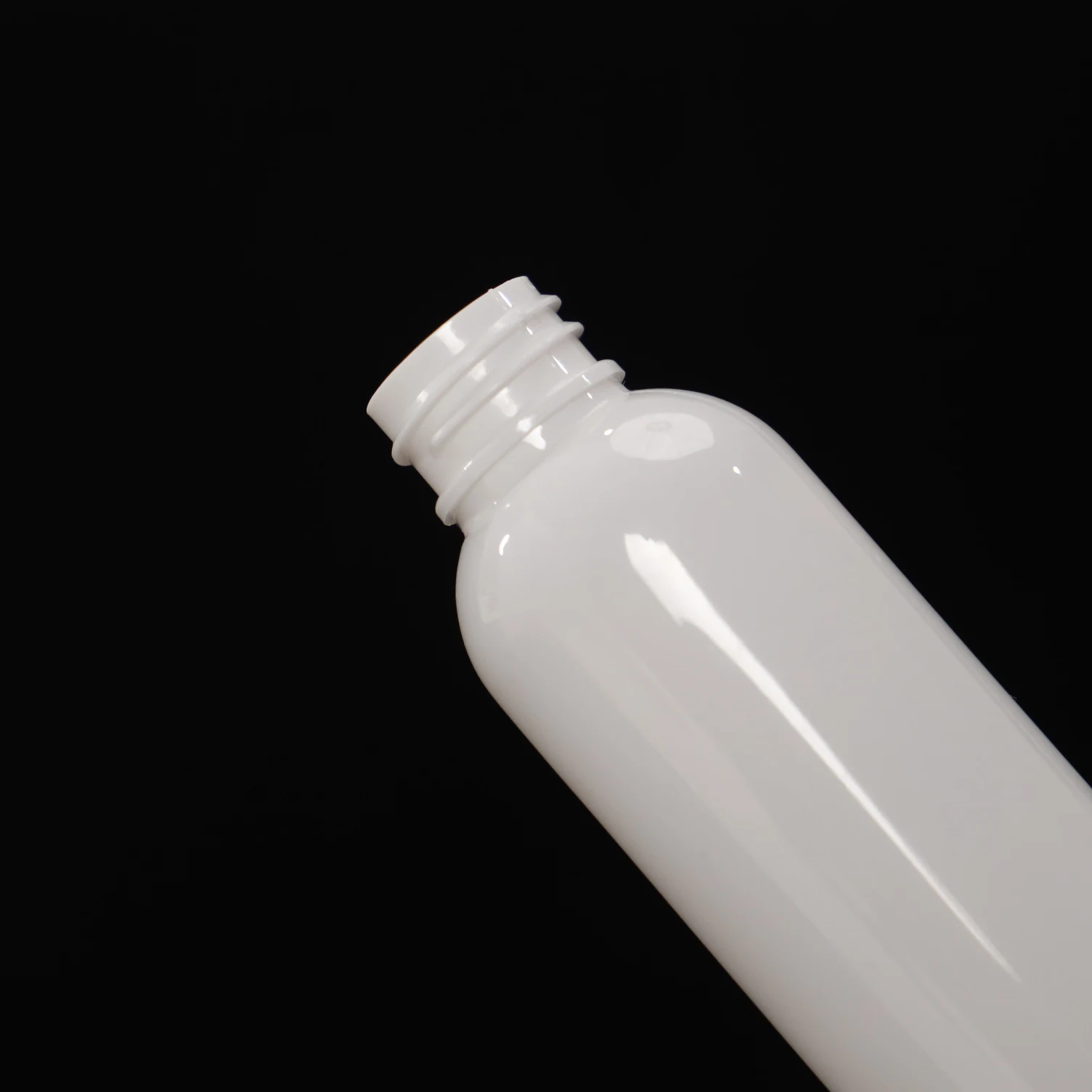 BPA Free white Premium Essential Oil Cosmo Round 60ml 2 oz plastic Bottles RPET Plastic Empty hair care Bottles with disc top