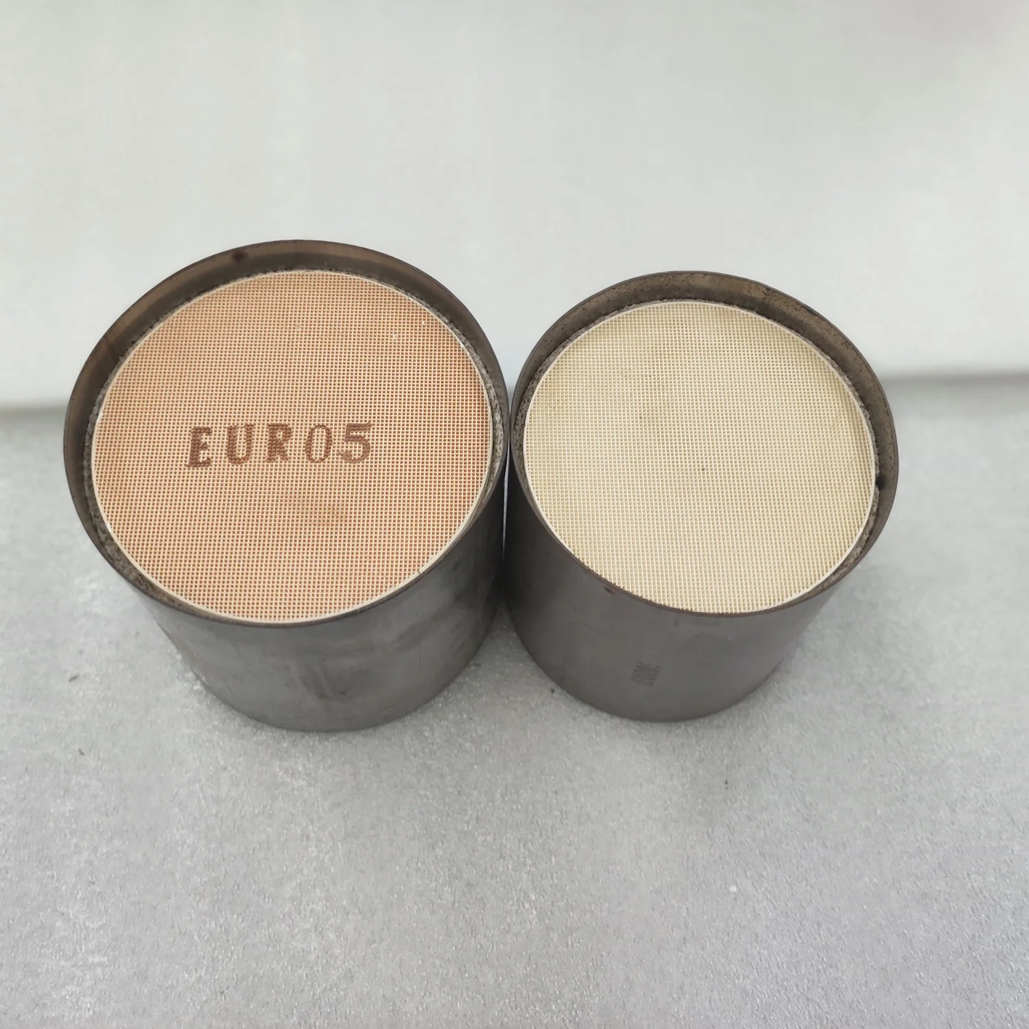 Factory Customized Honeycomb Ceramic Monolith Catalyst Universal Automotive Exhaust Catalytic Converter Wholesale