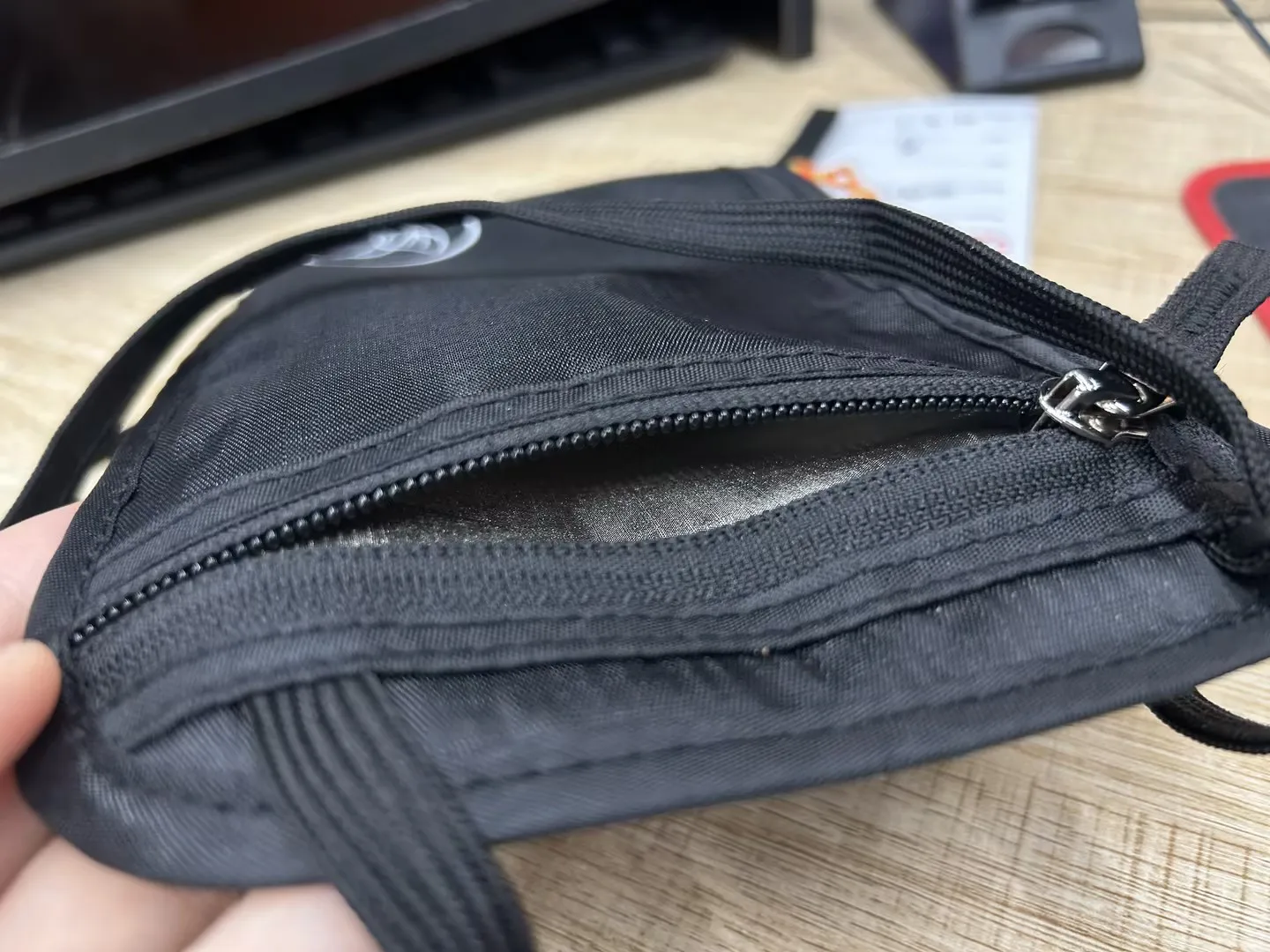 RFID Blocking Stash Wallet Travel Neck Pouch Waterproof Nylon Card Holder Fashionable Portable Passport Holder for Women & Men