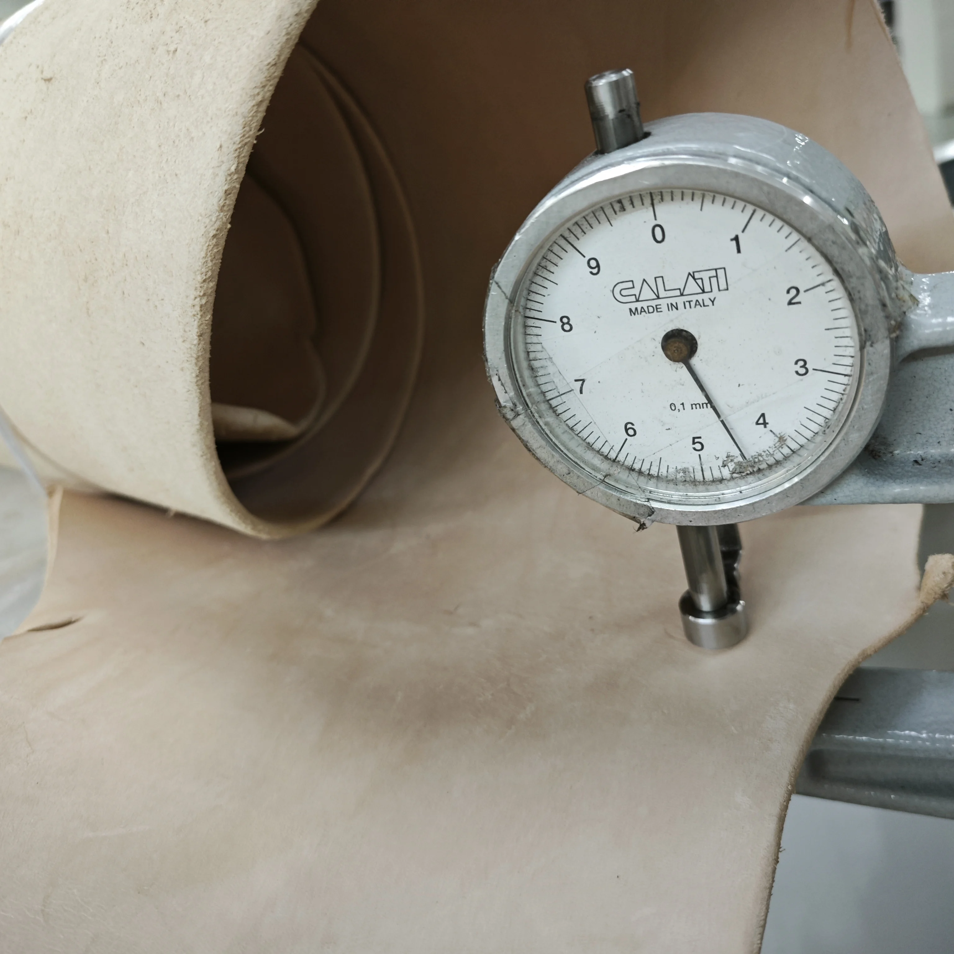 Full grain vegetable tanning belly cowhide natural color genuine leather for shoes sole heel materials