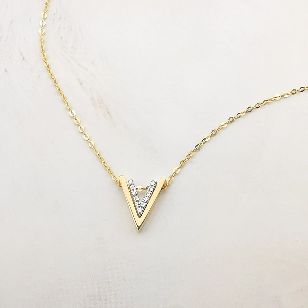 1000s Dropshipping Shiny 18K Gold Simply Stylish Jewelry Letter Design V Shaped Rose Gold Pendant Necklace