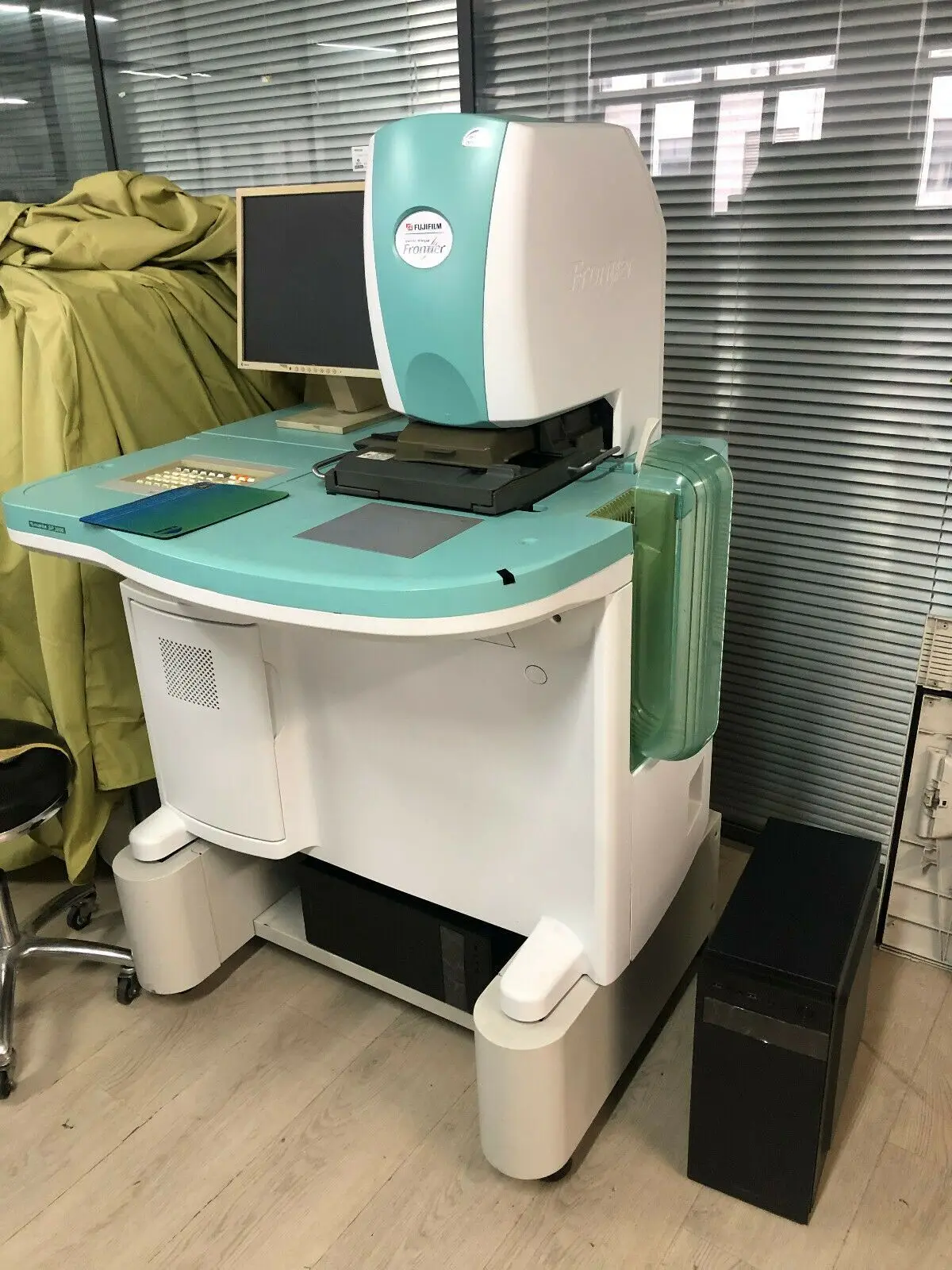 Fuji frontier SP3000 film scanner  only come with 135AFC auto negative carrier  Stand Alone