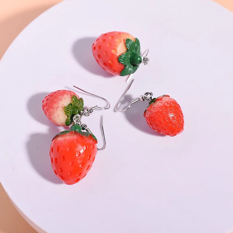 Sweet Stereoscopic Resin Strawberry Pendant Hook Earrings Women Simulation Fruit Cute Earring Jewelry Accessories
