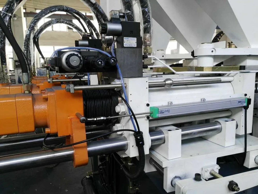 Automatic vertical TR/TPU sole injection moulding machine