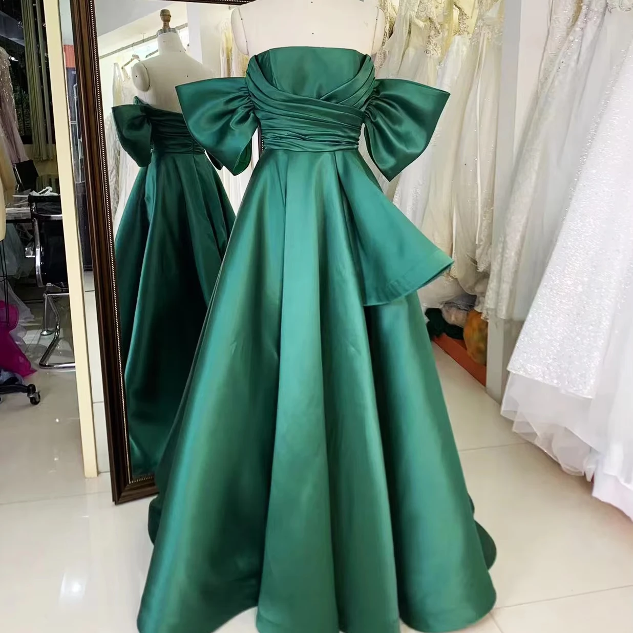 2025 New fashion custom strapless emerald satin fabric pleated dress modern party trend design evening dress
