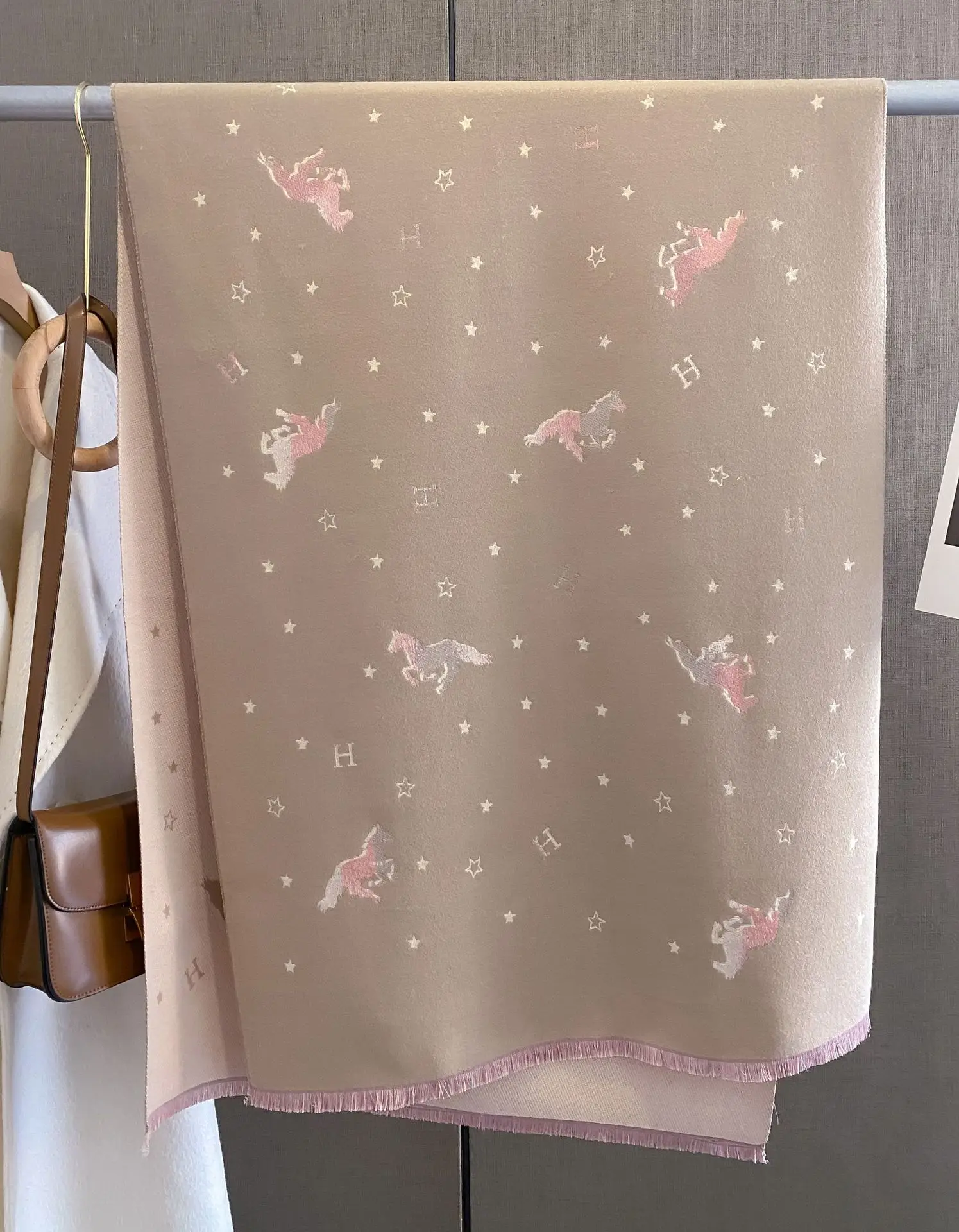 2023 New Luxury Designer Horse Pattern Blanket Shawls For Women Winter Warm Double Sided Cashmere Scarves Pashmina Shawls Stoles