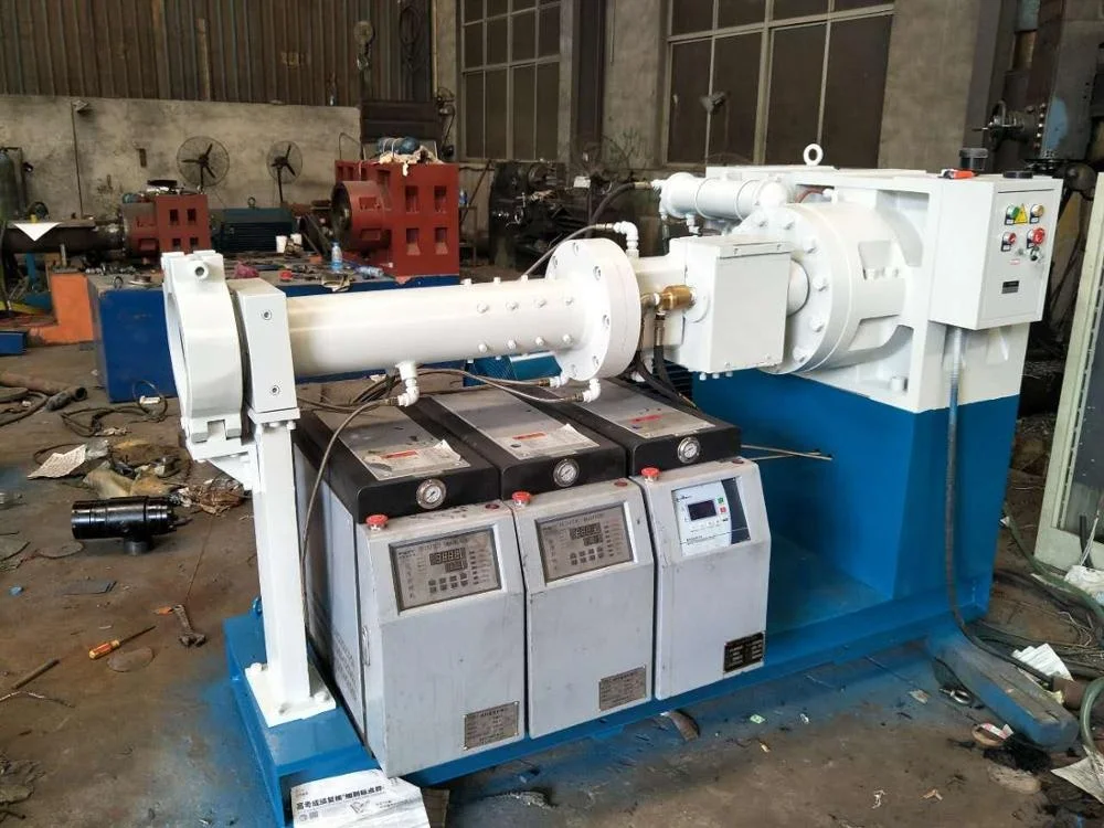 Cold feed rubber extruder for tire retreading machine
