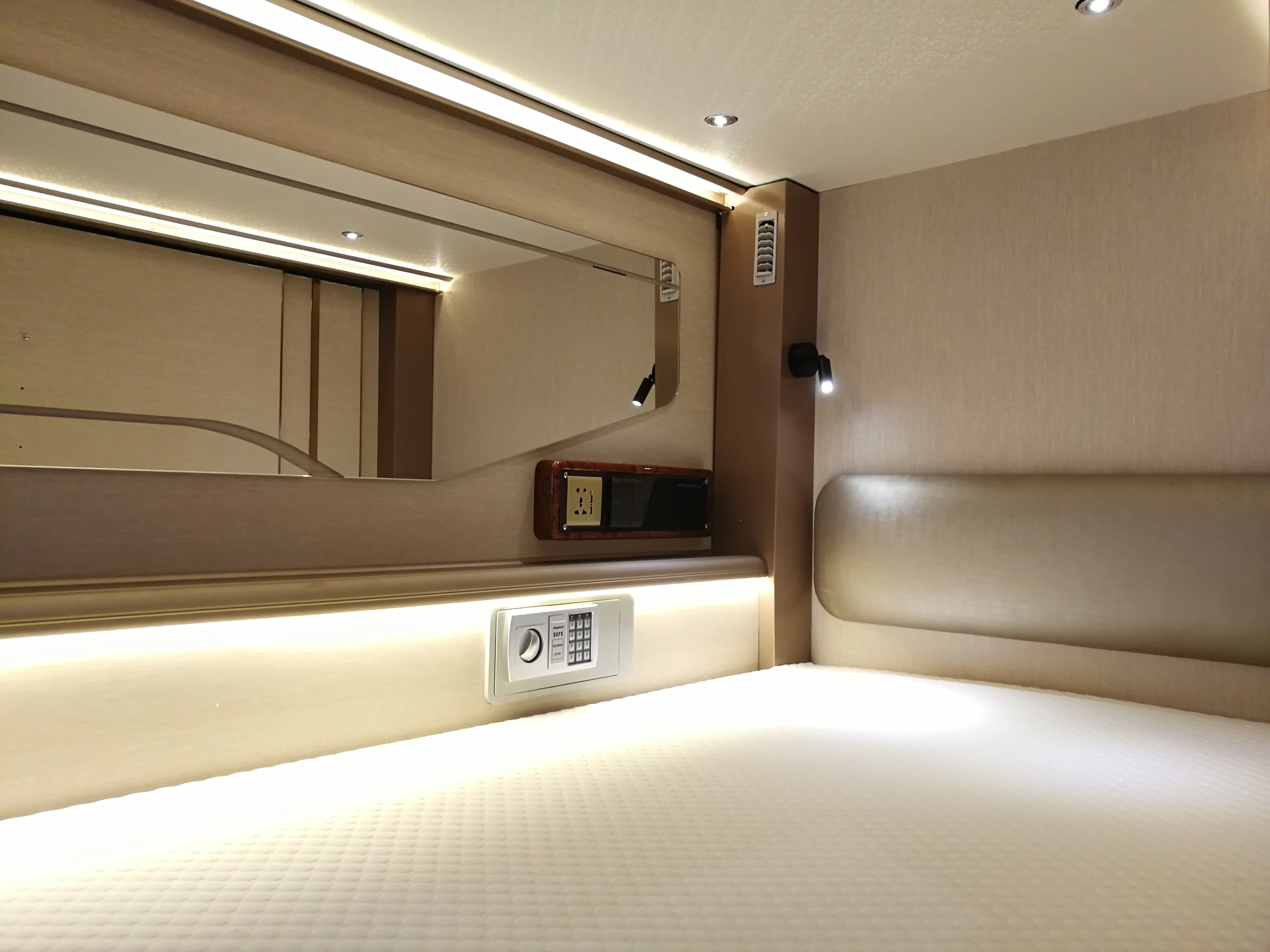 Chinese Factory Supply Space Saving Fireproof Capsule Hotel Sleeping Pods