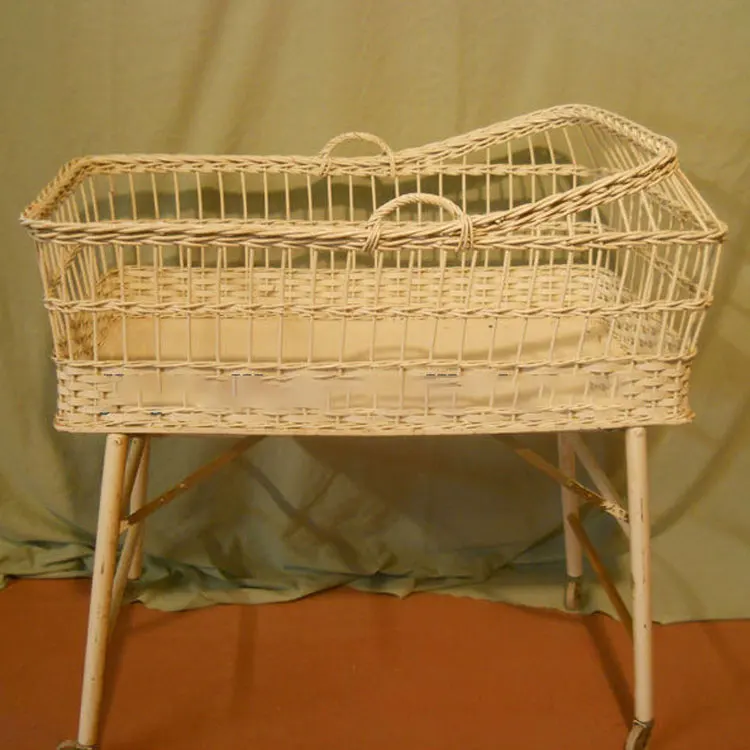 Natural empty wicker baby sleeping carry basket with fabric