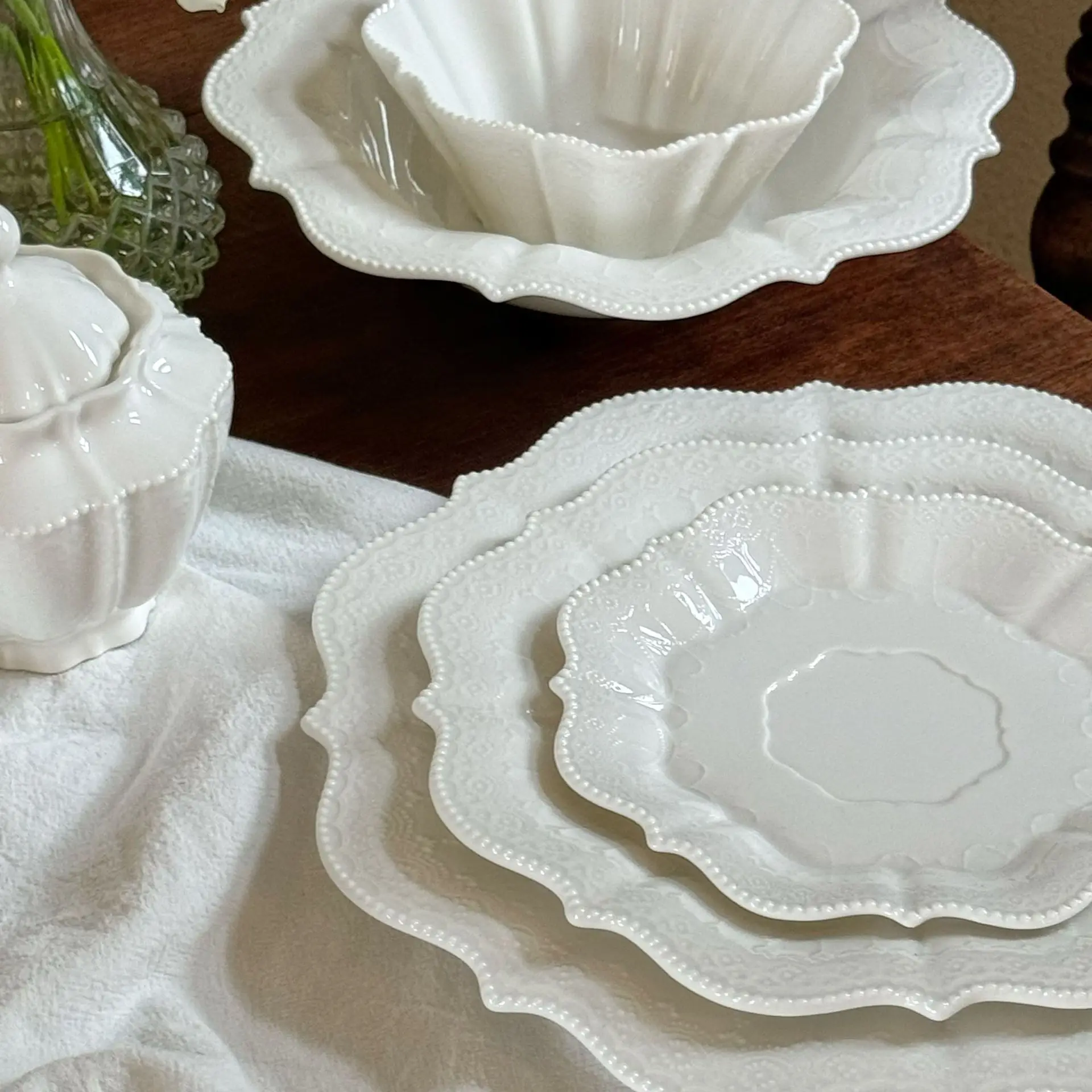 Vintage Embossed White Dinnerware Set Romantic Lace Charger Plates Ceramic Relief Wedding Crockery Tableware Bowls and Dishes