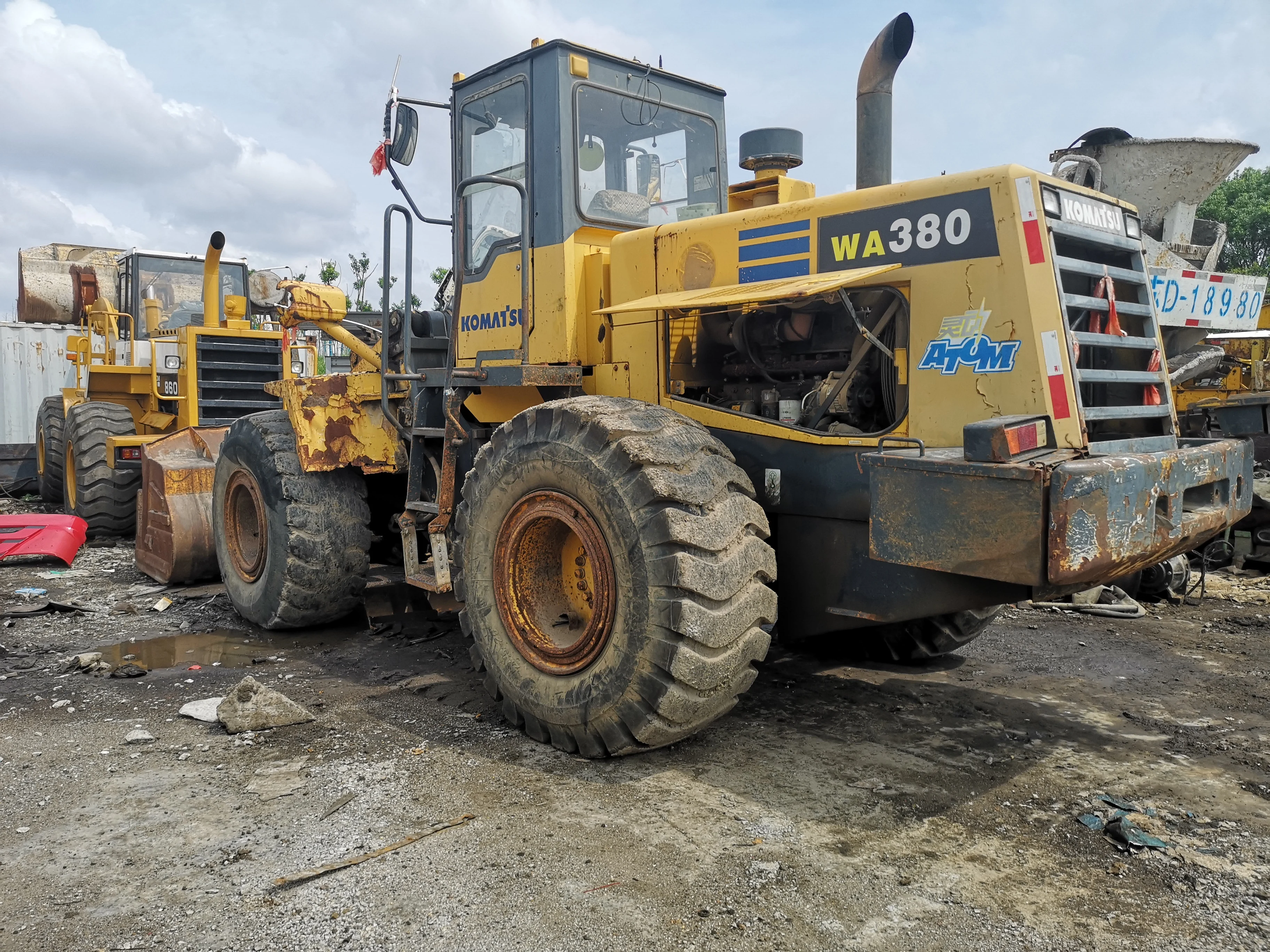 factory hot sale used komatsu wa380-3 front end wheel loader in shanghai yard