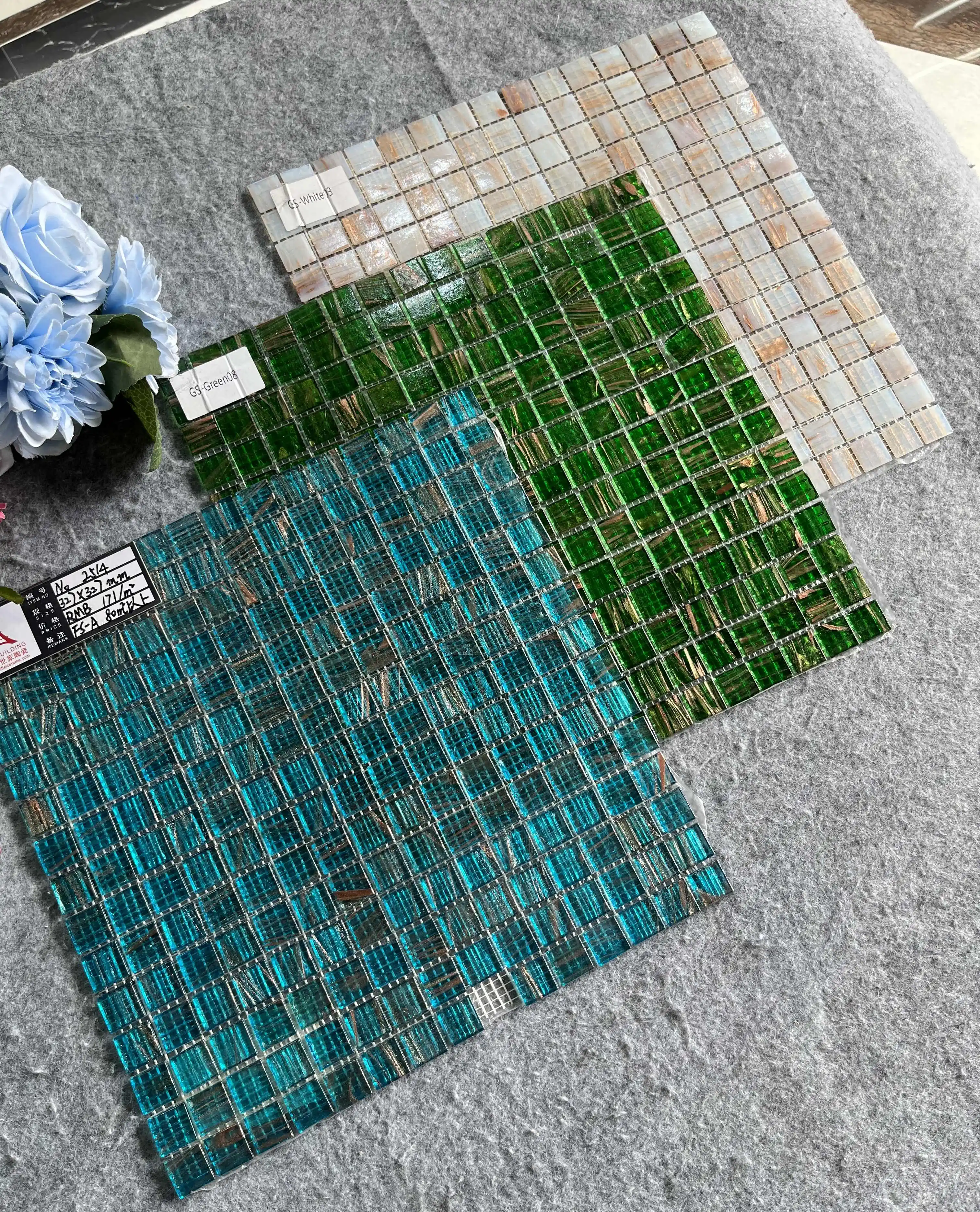 Wholesale Foshan Swimming Pool Mosaic Tile Professional Supplier Kitchen Backsplash Wall Tile Green Gold Lines Glass Mosaic