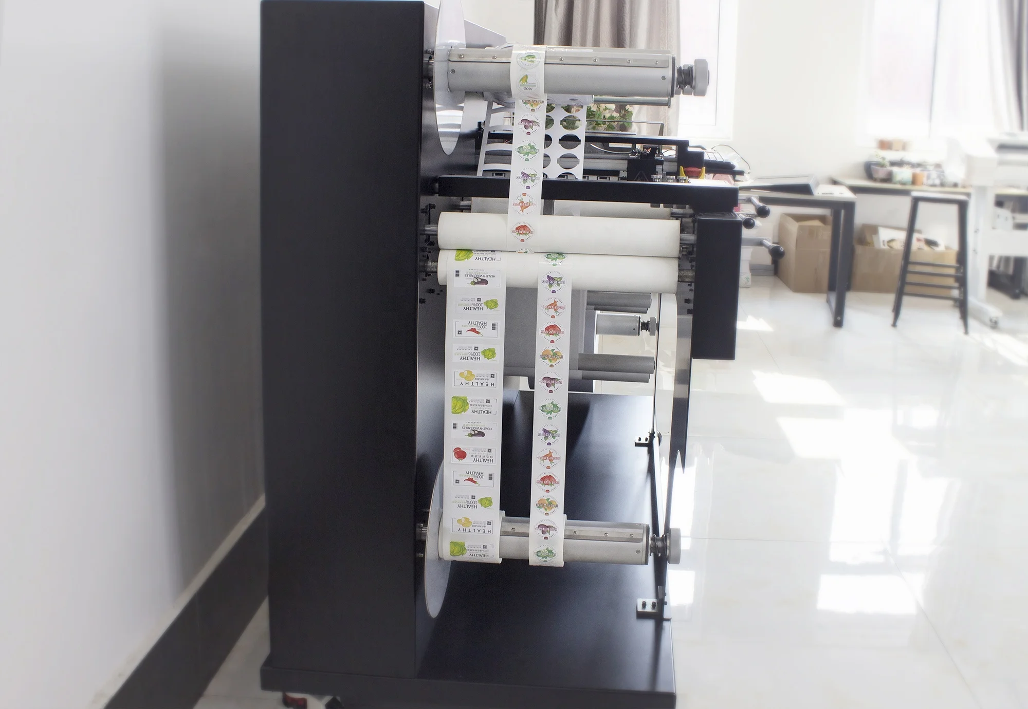 Automatic roll to roll digital die cut label Printing Laminating Rewinder Slitter All-in-One Label cutting machine