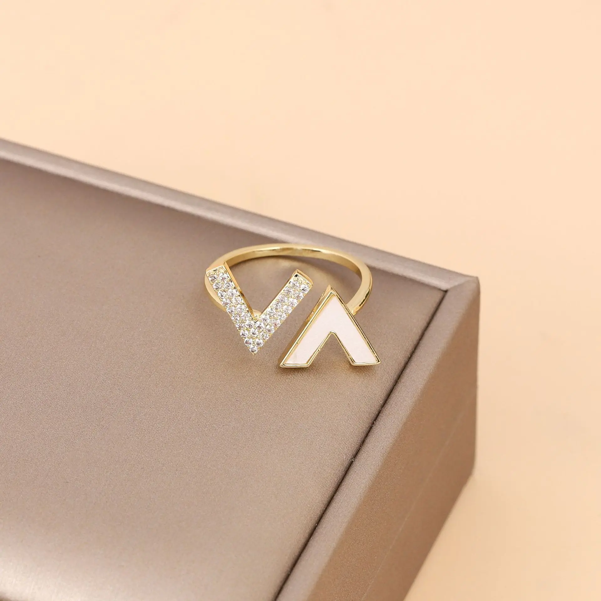 Роскошные регулируемый 18k золотые жемчужные циркониевые сердца бабочка кольцо на палец для женщин Открытые блестящими камнями под змеиную кожу с буквенным принтом кольца костяшки