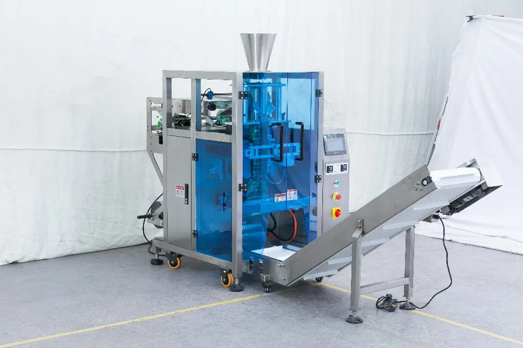 Automatic VFFS vacuum french fires fish ball dumpling weighing and packing frozen food packaging machine for peas chicken