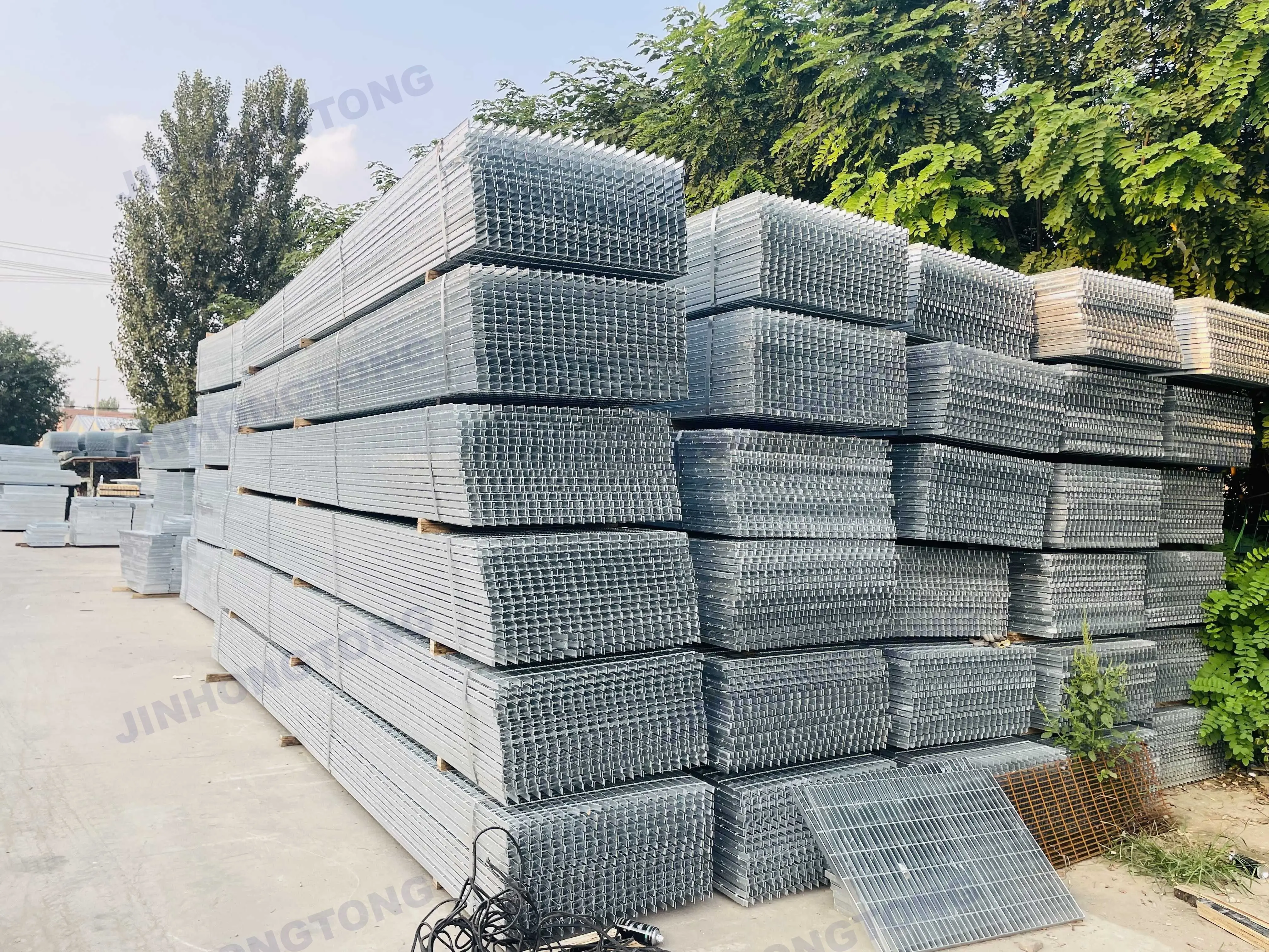 Hot Dipped Galvanized Steel Grating 304 316 Gratings Flat Serrated Bar Grating With Wholesale Price