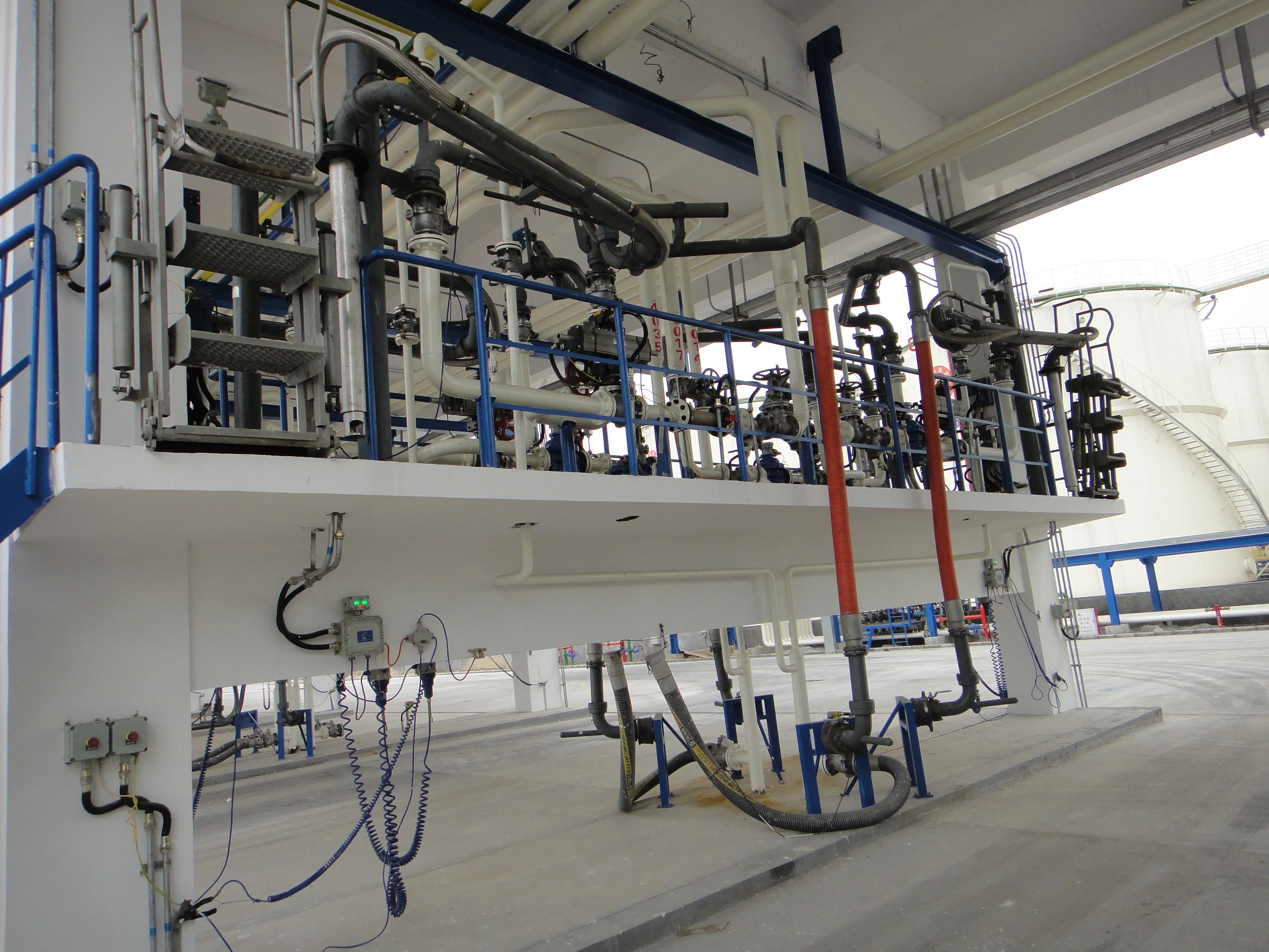 Experienced and highly-skilled  elevated insulated vessel skid mounted with pipeline loading arm folding stair