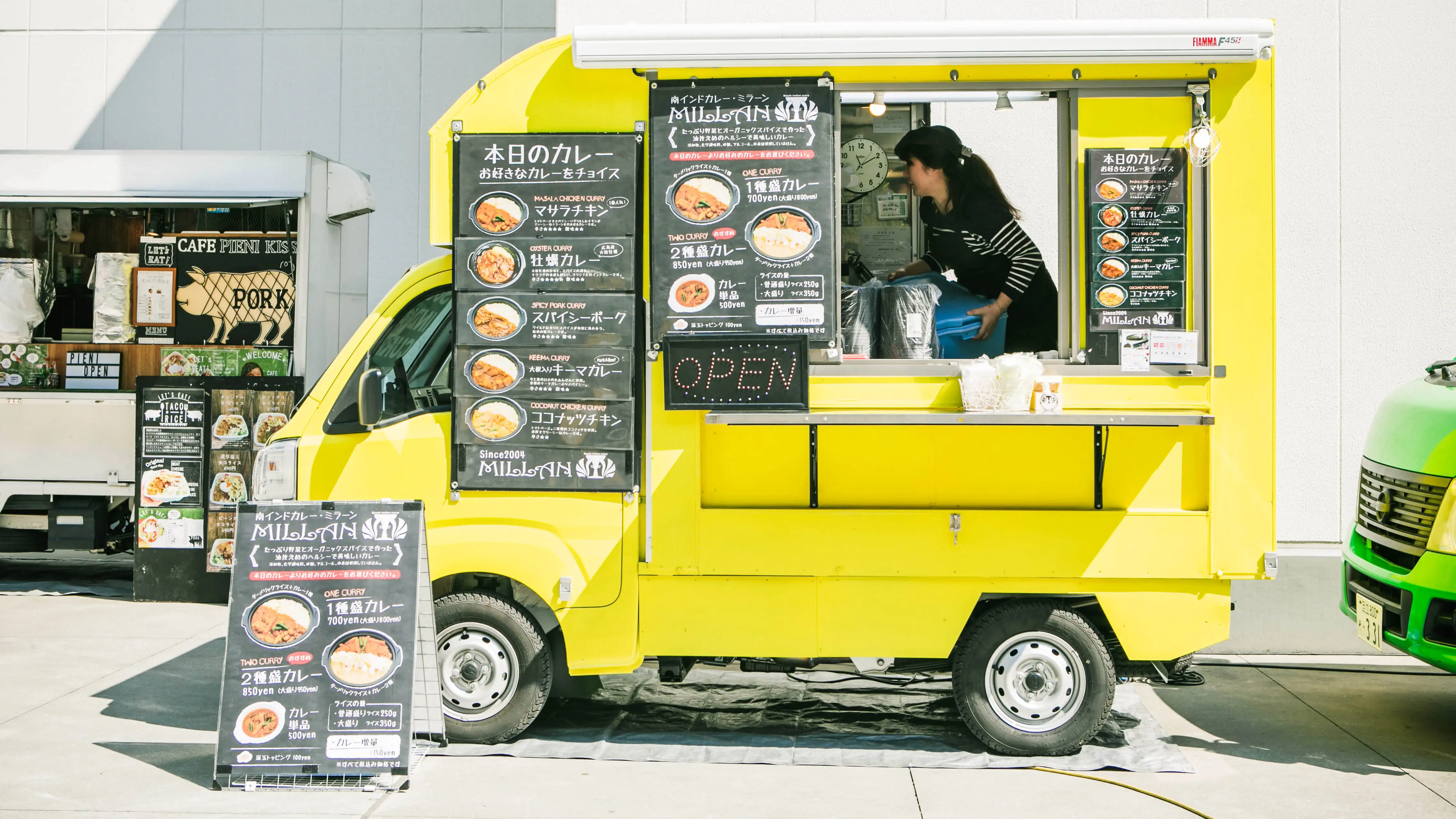 Рекламные электрические четырехколесные трехколесные ручные пищевые грузовики для продажи горячих холодных напитков