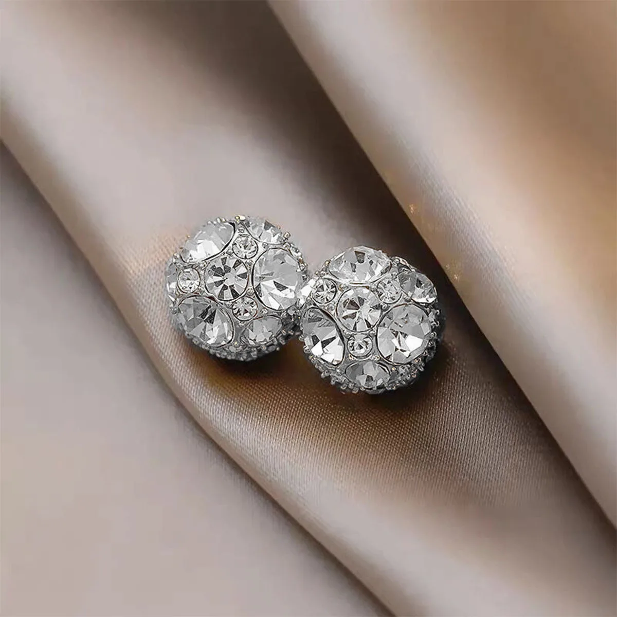 No piercing magnetic ear clip Female niche premium sense spherical full drill ear bone clip free piercing female magnet earrings
