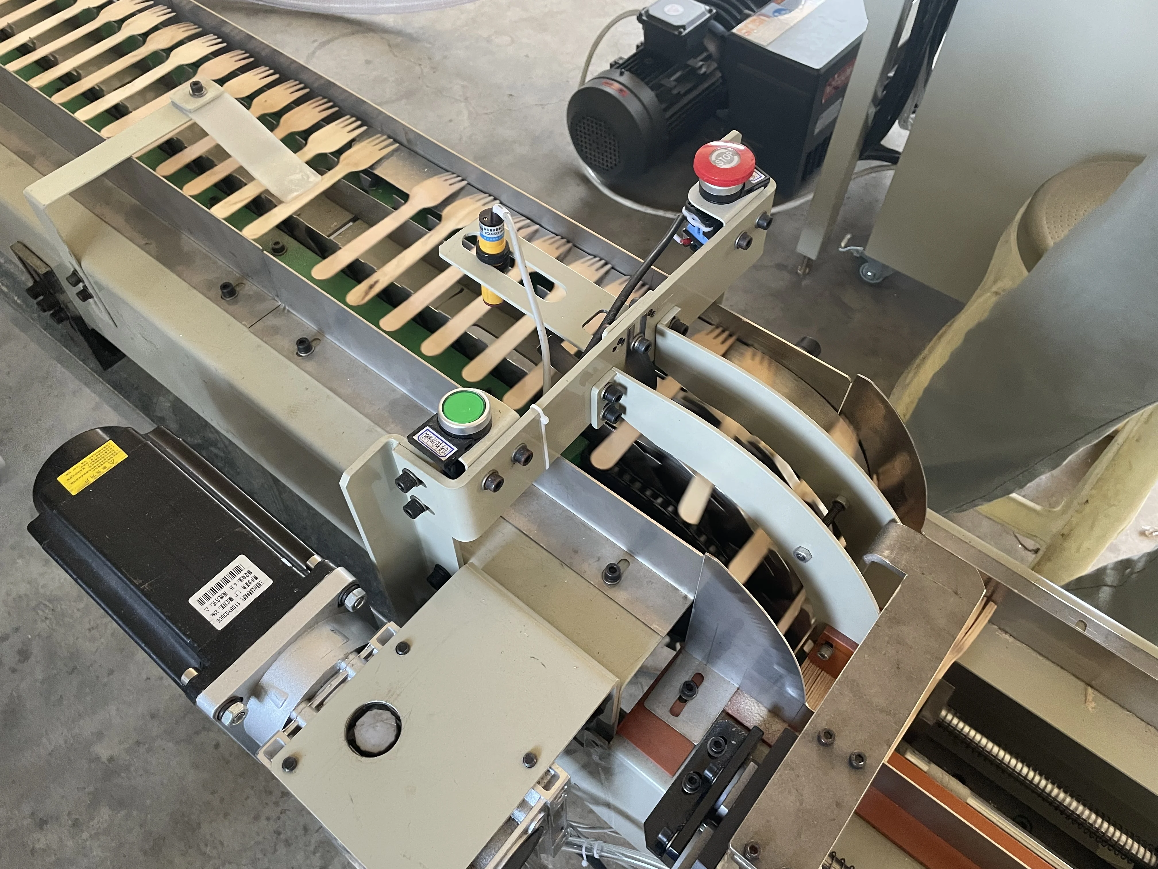 GLC high speed automatic efficient disposable wooden spoon molding machine machinery wooden cutlery making