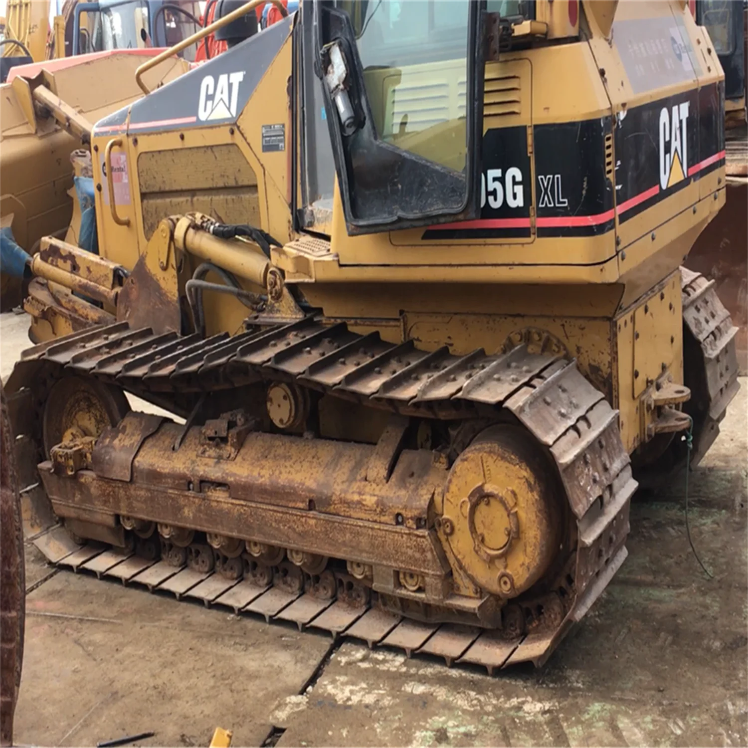 Used Caterpillar D5 G Dozing Tracked Tractor With Pusher Blade Construction Bulldozer Equipment Debris Pushing Leveling Machine