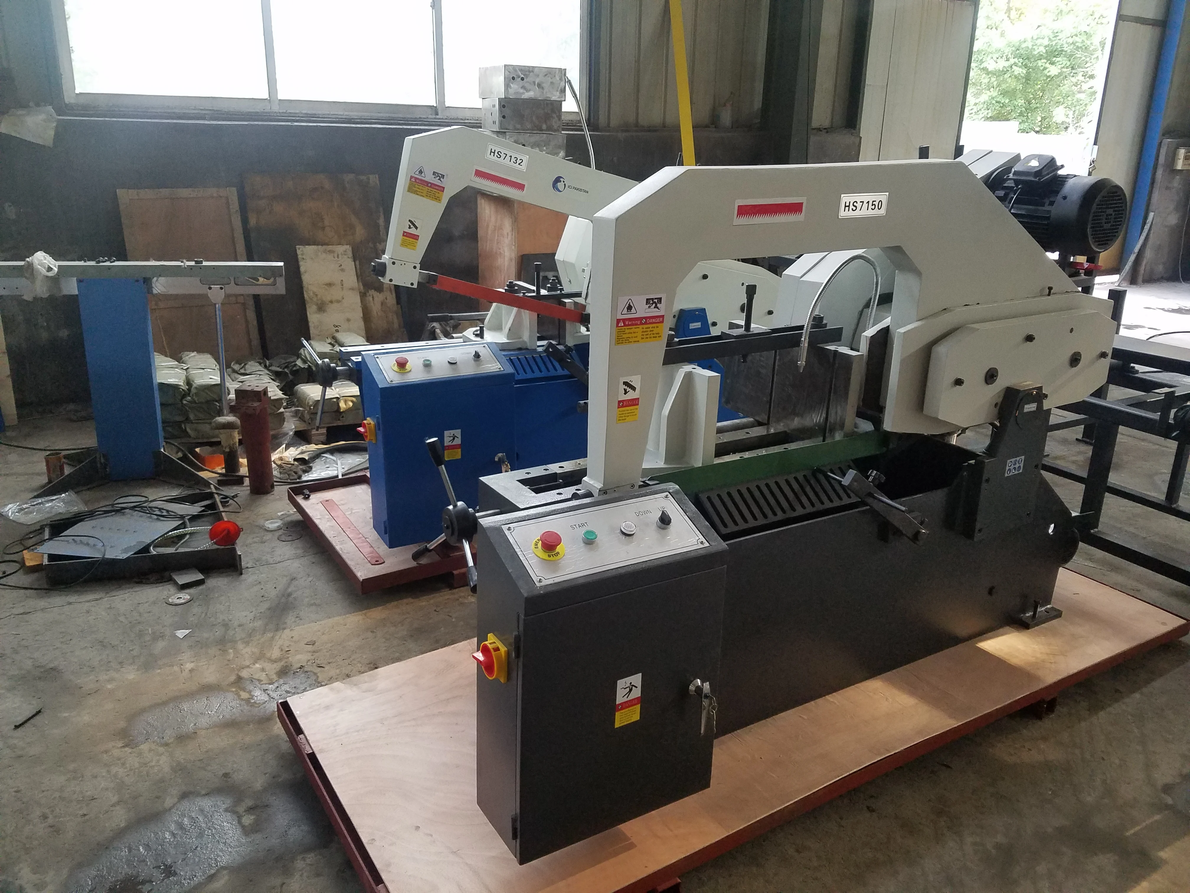 Horizontal Semi-automatic hack saw machine HS7132