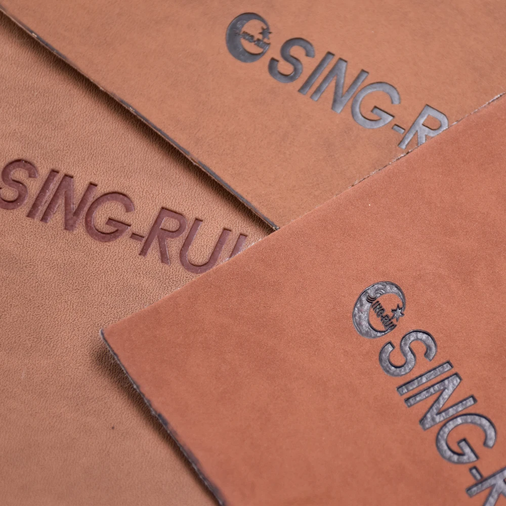 Ткань из искусственной кожи с тиснением логотипа