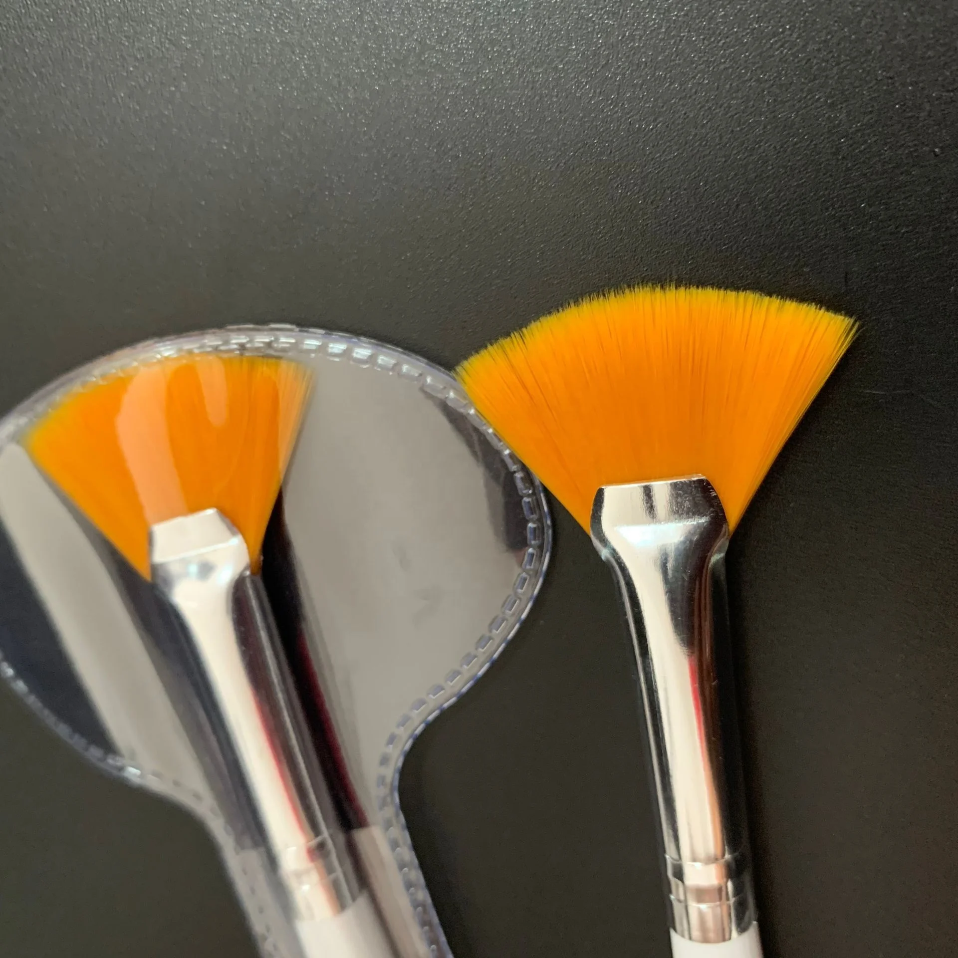 Private Label Small MOQ Glycolic Acid Skin Peeling Synthetic Hair Fan Brush Makeup Brush