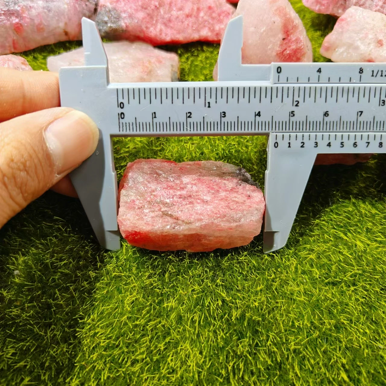 High Quality Natural Crystal Hand Carved Wholesale Rhodonite Raw Stone Crafts For Home Decoration