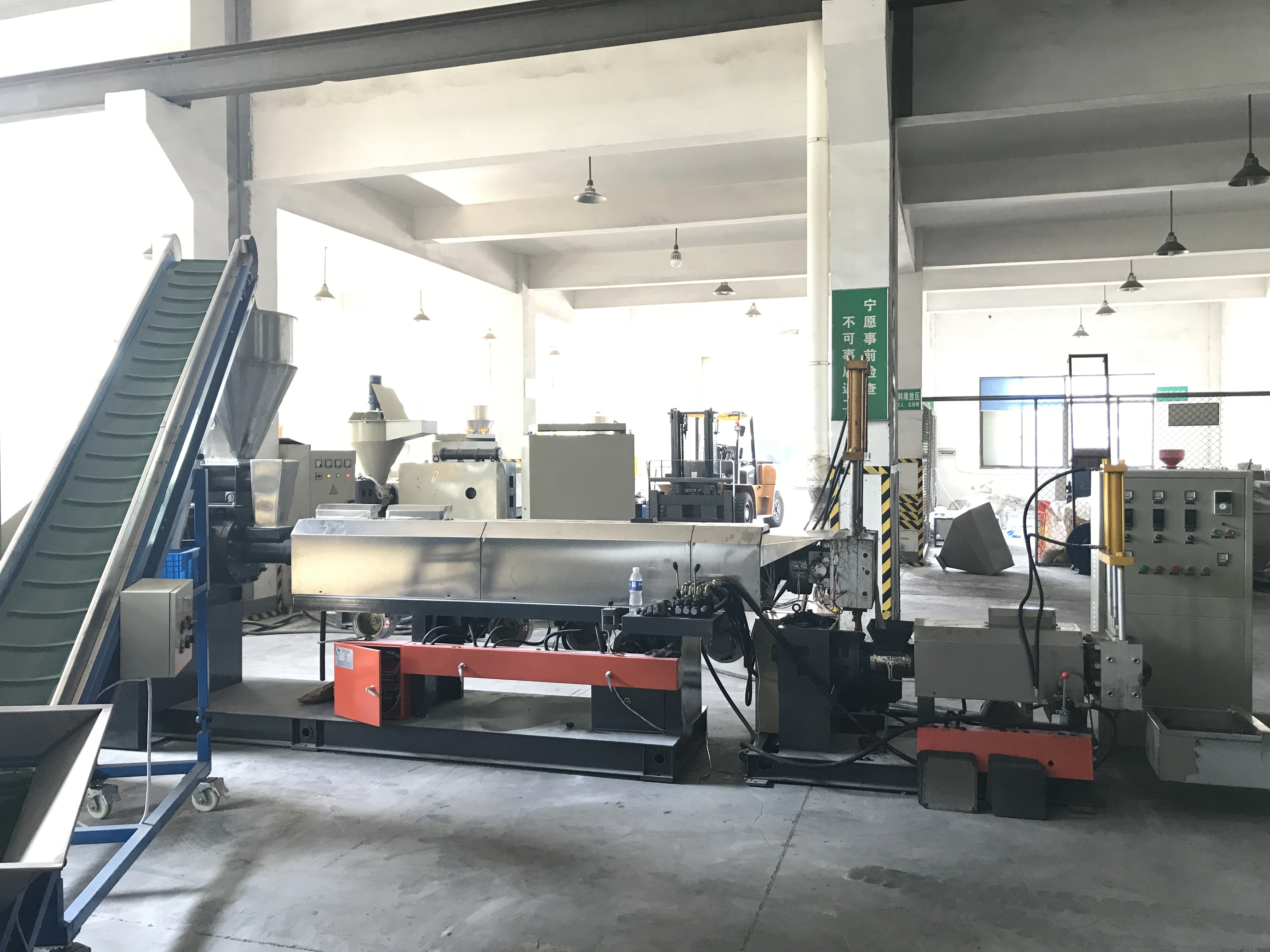 Хорошее качество, Прямая поставка с завода, бутылки из ПЭТ, перерабатываемые Полиэфирное штапельное волокно, машина для производства Болгарии