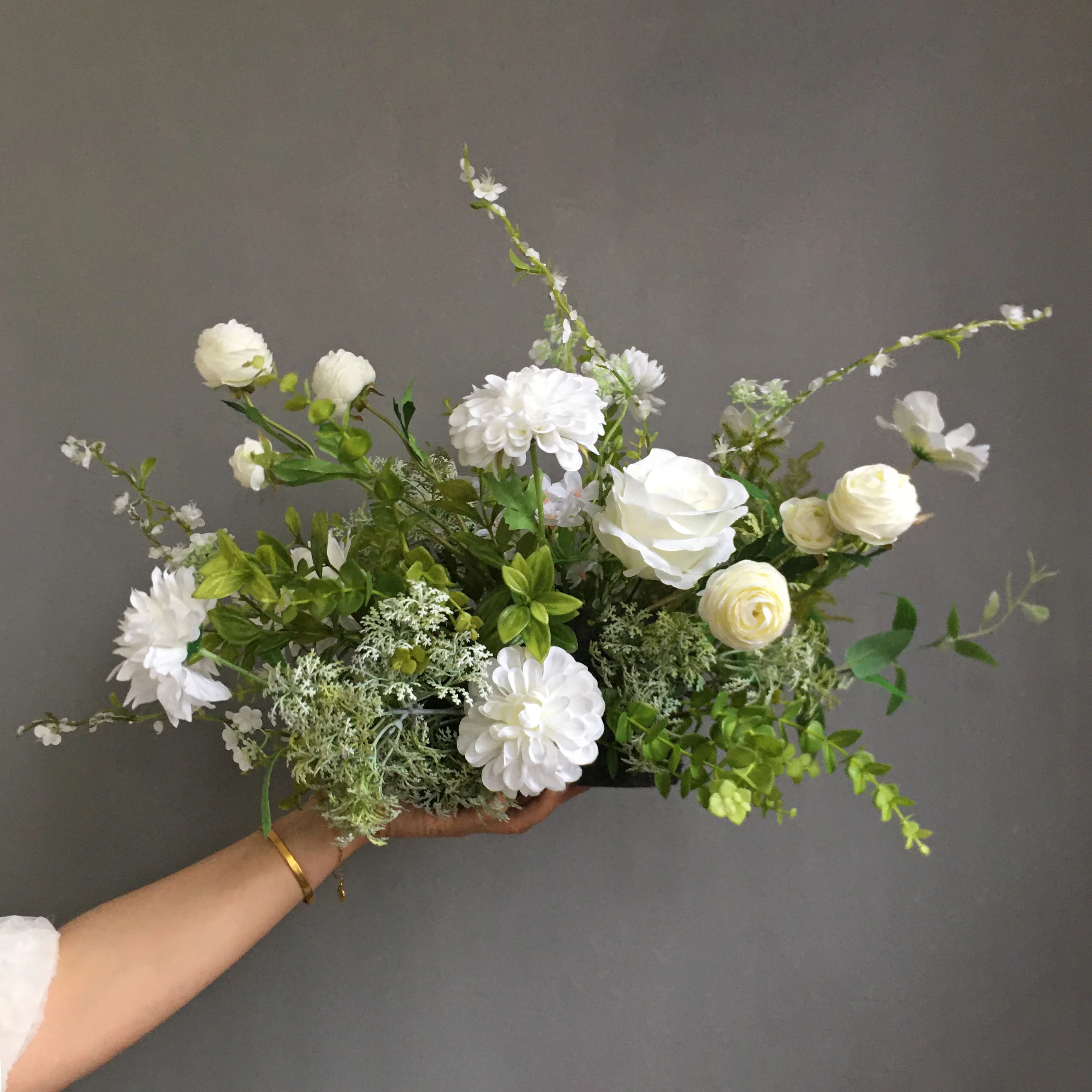 Floral Design Realistic Silk Flower Artificial Rose for Home Wedding Party Decor Arrangement Table Centerpiece Flower Row