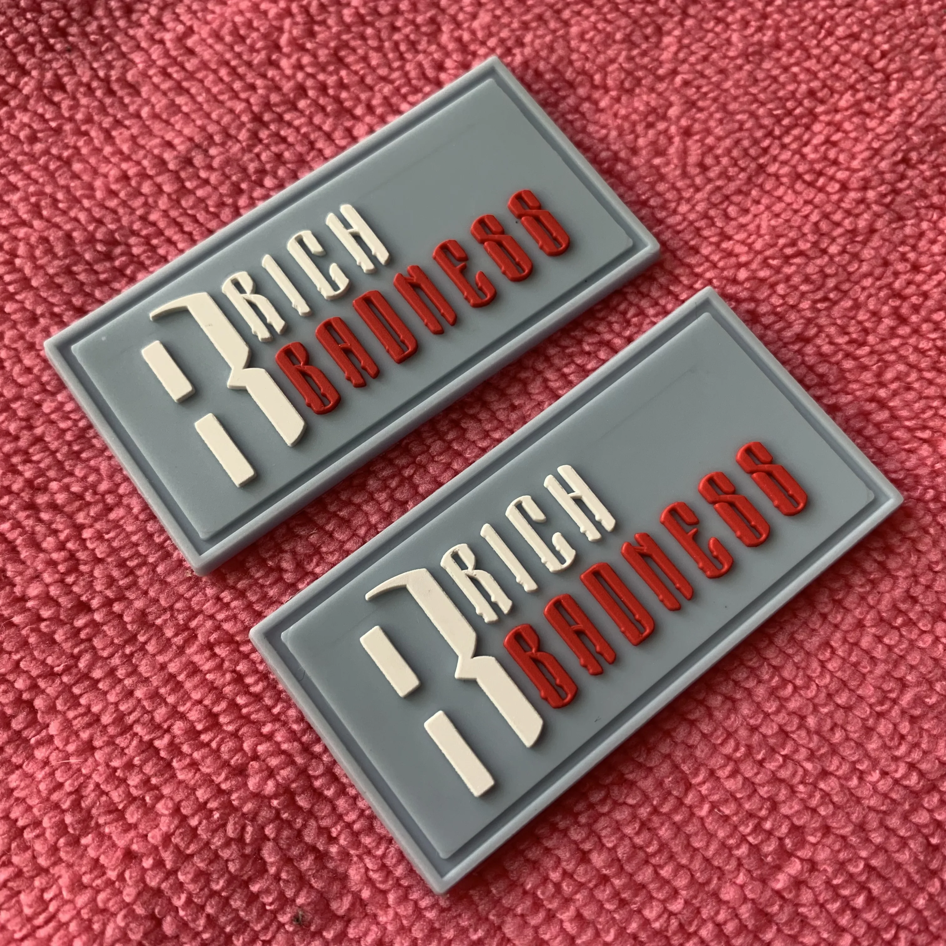 Custom eco-friendly 3d logo rubber label,newest design sewing on soft plastic rubber tags for jeans