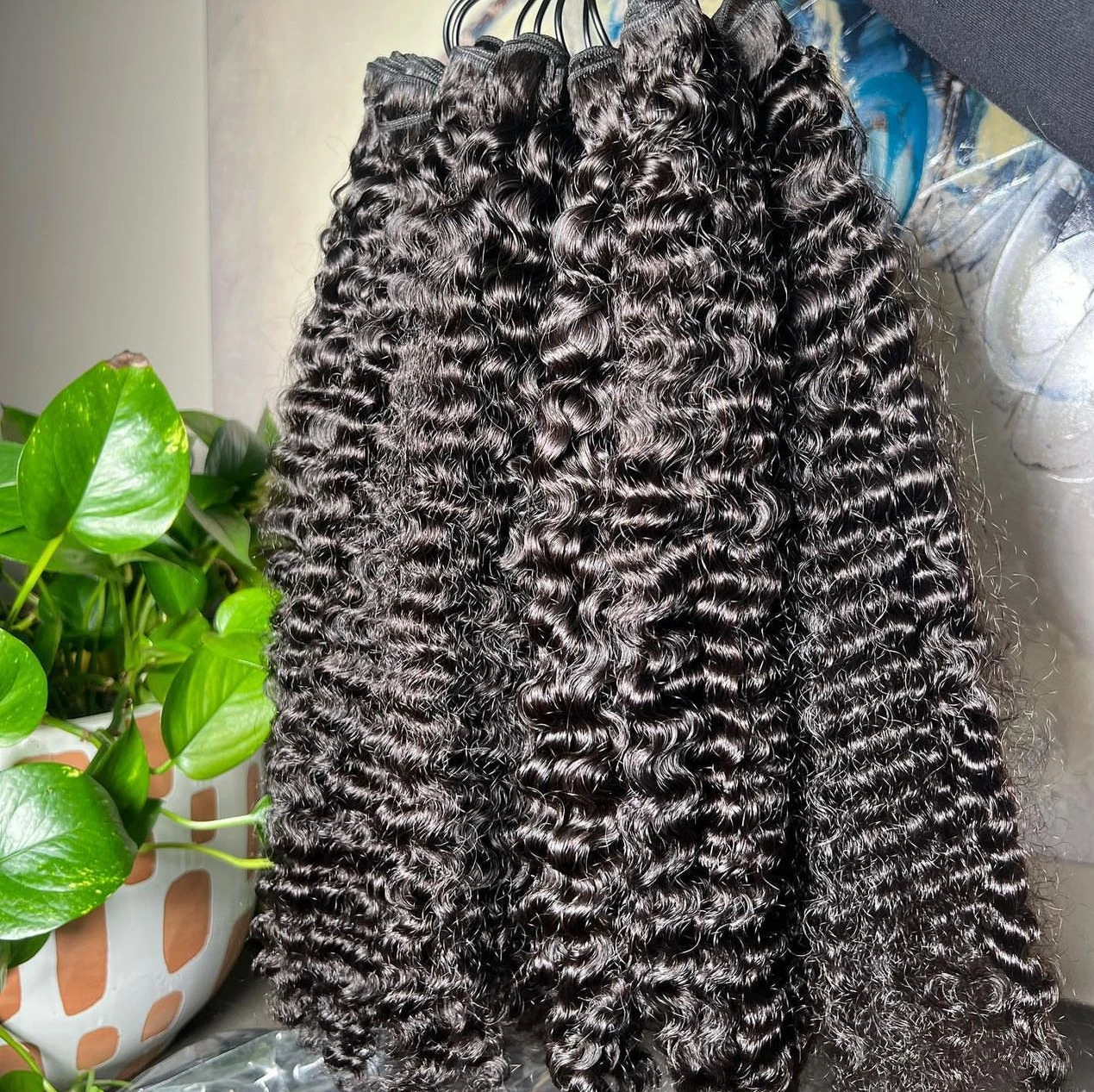 Оптовая продажа, Необработанные индийские человеческие волосы, необработанные натуральные волнистые волосы, выровненные кутикулы, курманские вьющиеся пряди волос