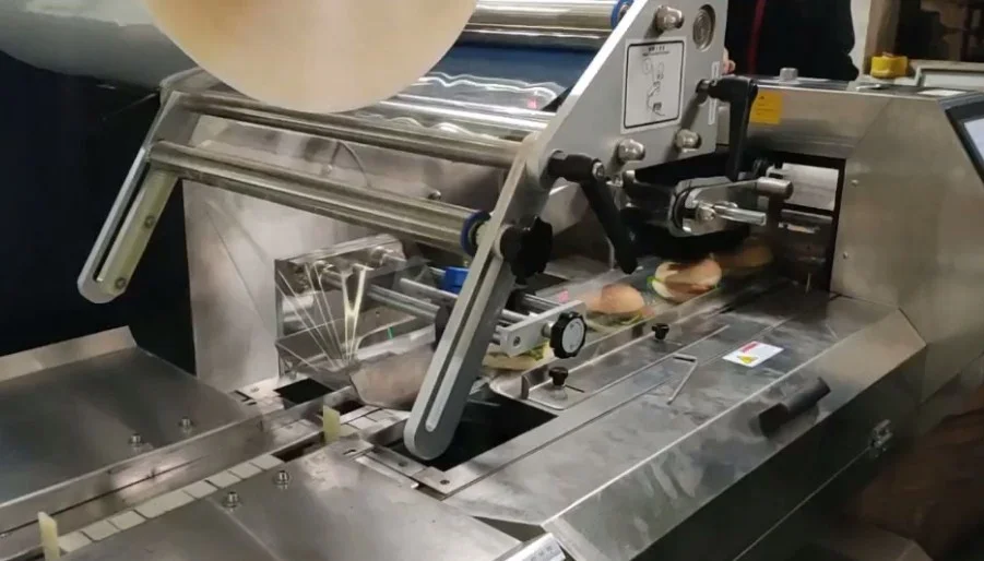 New version Multi-function flow pack envasadora burger bun bread packaging machine