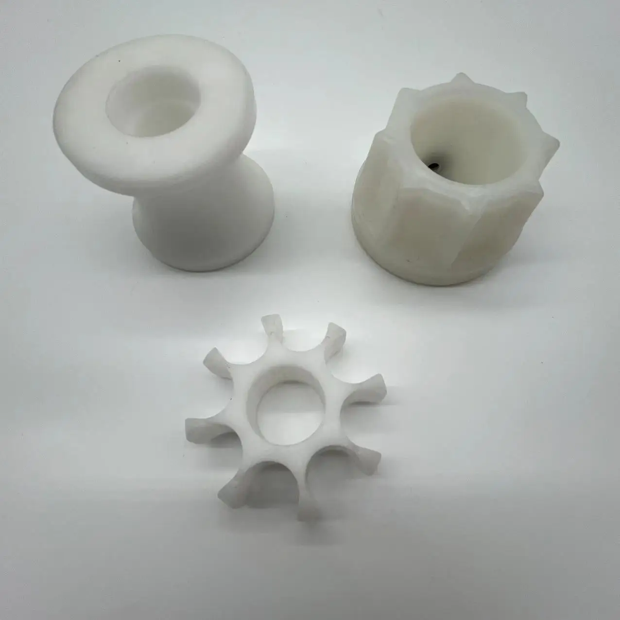 Batch customization of lightweight injection molded parts for primary medical product packaging