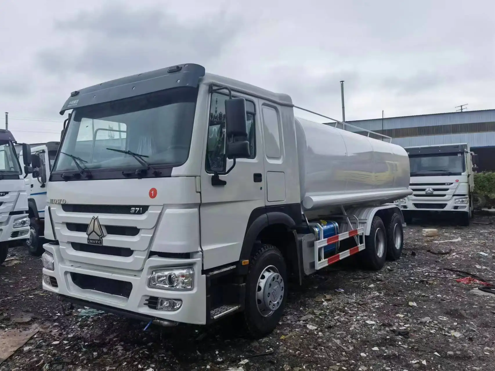 Practical Hot Sale Used 2500 Gallons  Spray Head Water Truck Tanks For Sale