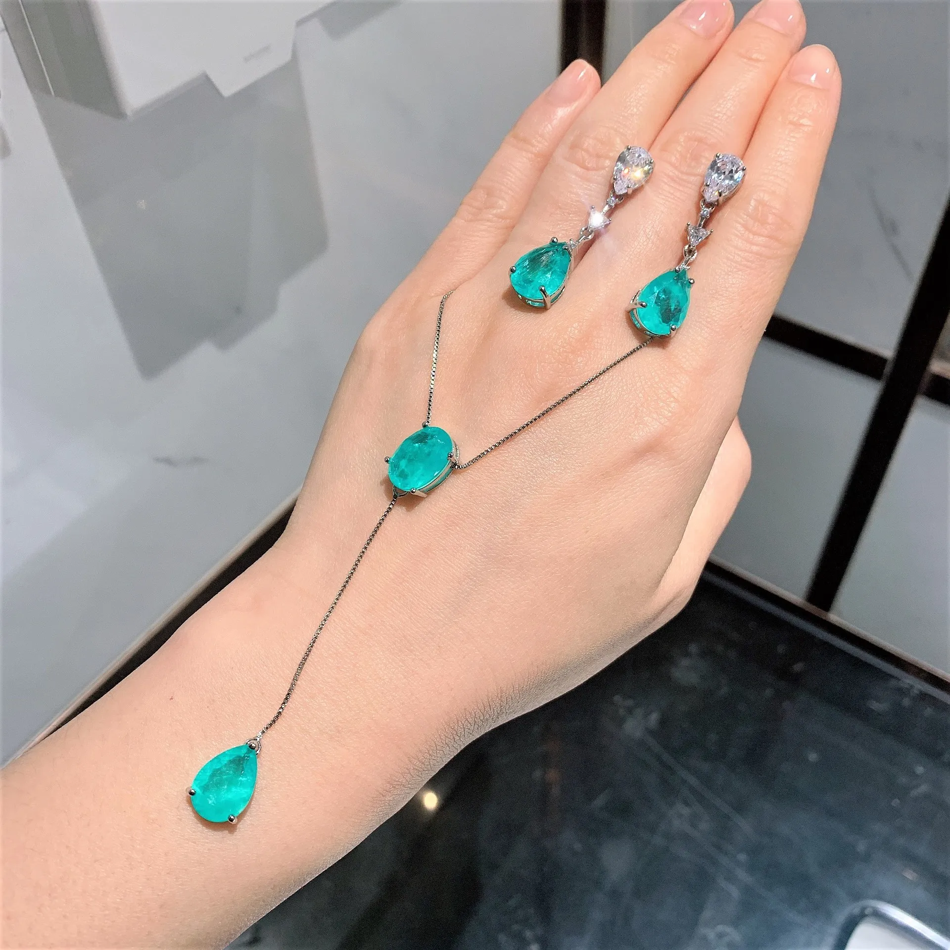 Серьги-гвоздики из синтетического камня
