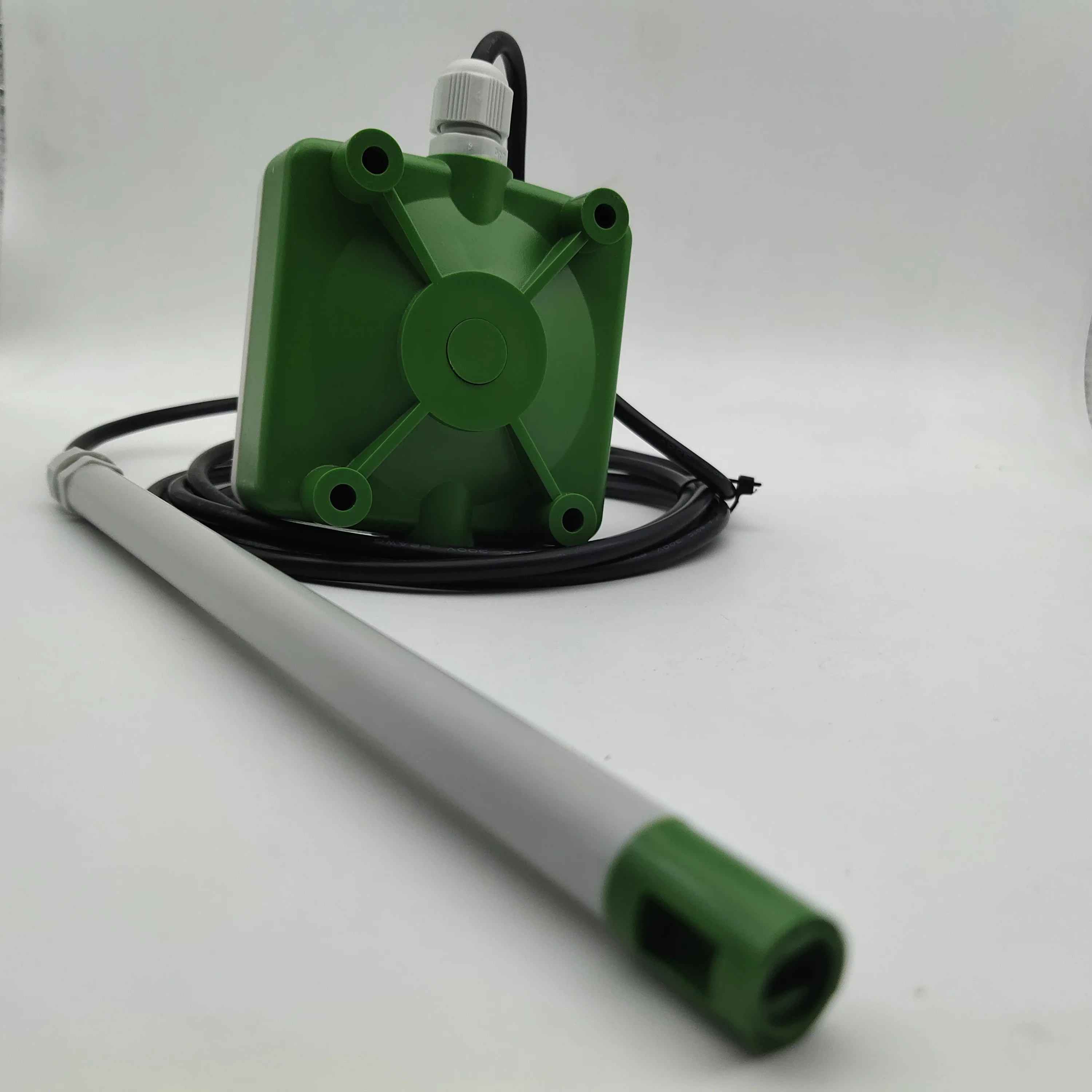 Wide measurement range split wind sensor