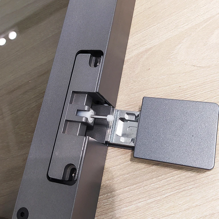 Мягкий дверной шарнир для гардероба с алюминиевой рамой