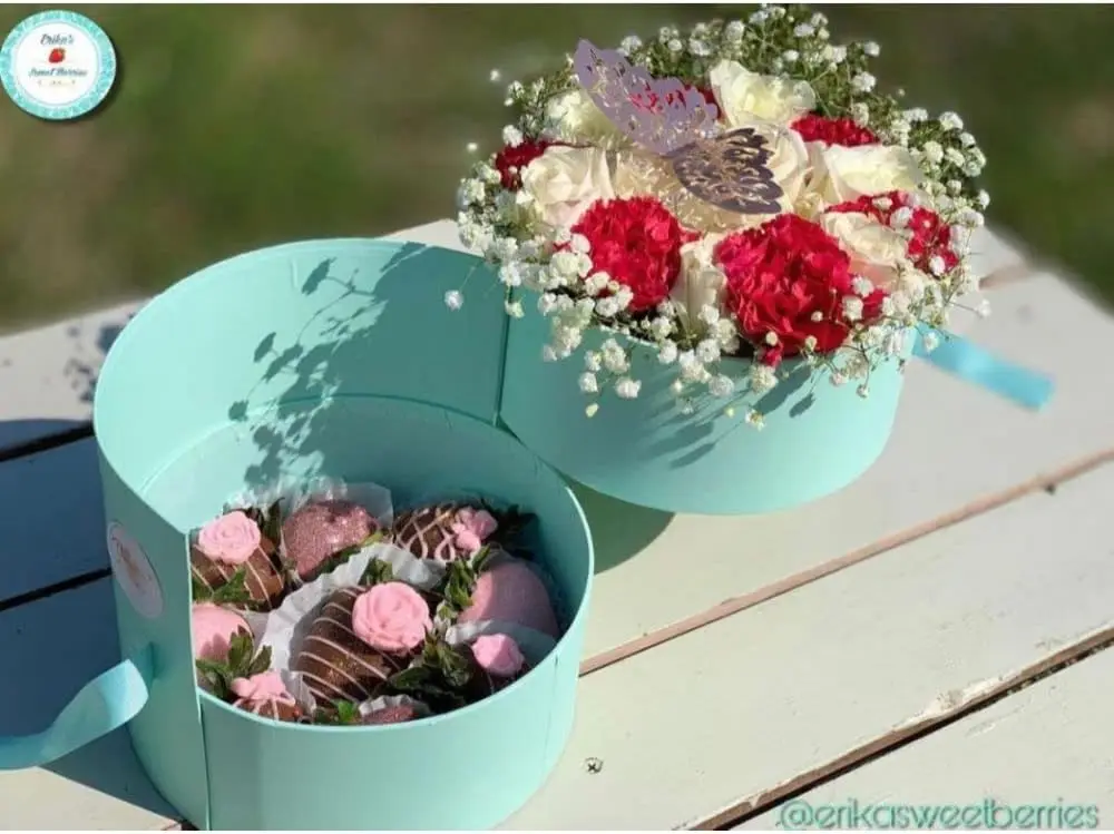 Teal Luxury Flower Box Round Gift Box with Ribbon and Clear Lid Custom Chocolate Candy Strawberry Packaging Boxes