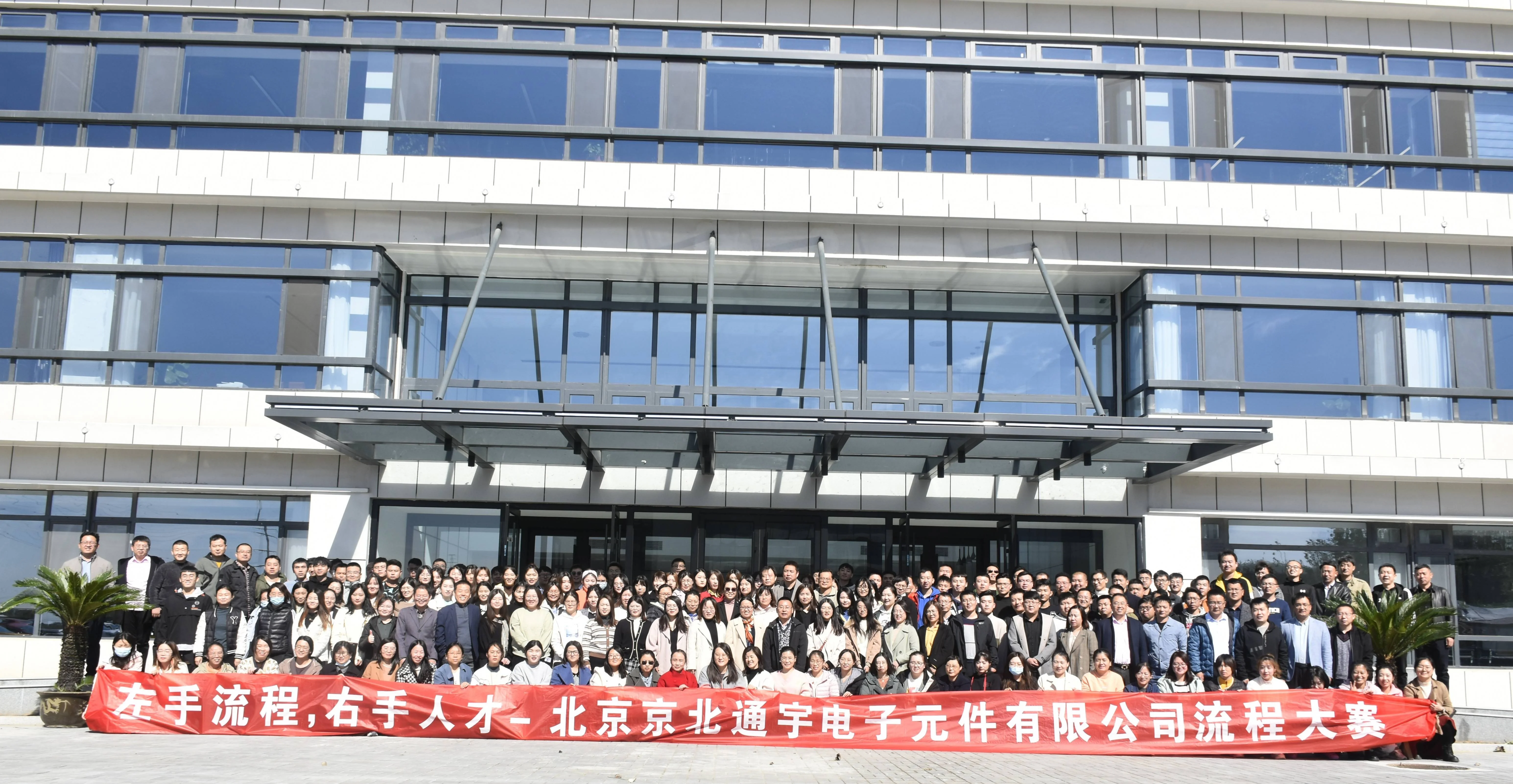 new and original housing  35 V Aluminum Electrolytic Capacitors Radial, Can - SMD - 2000 Hrs @ 105C 936429-2