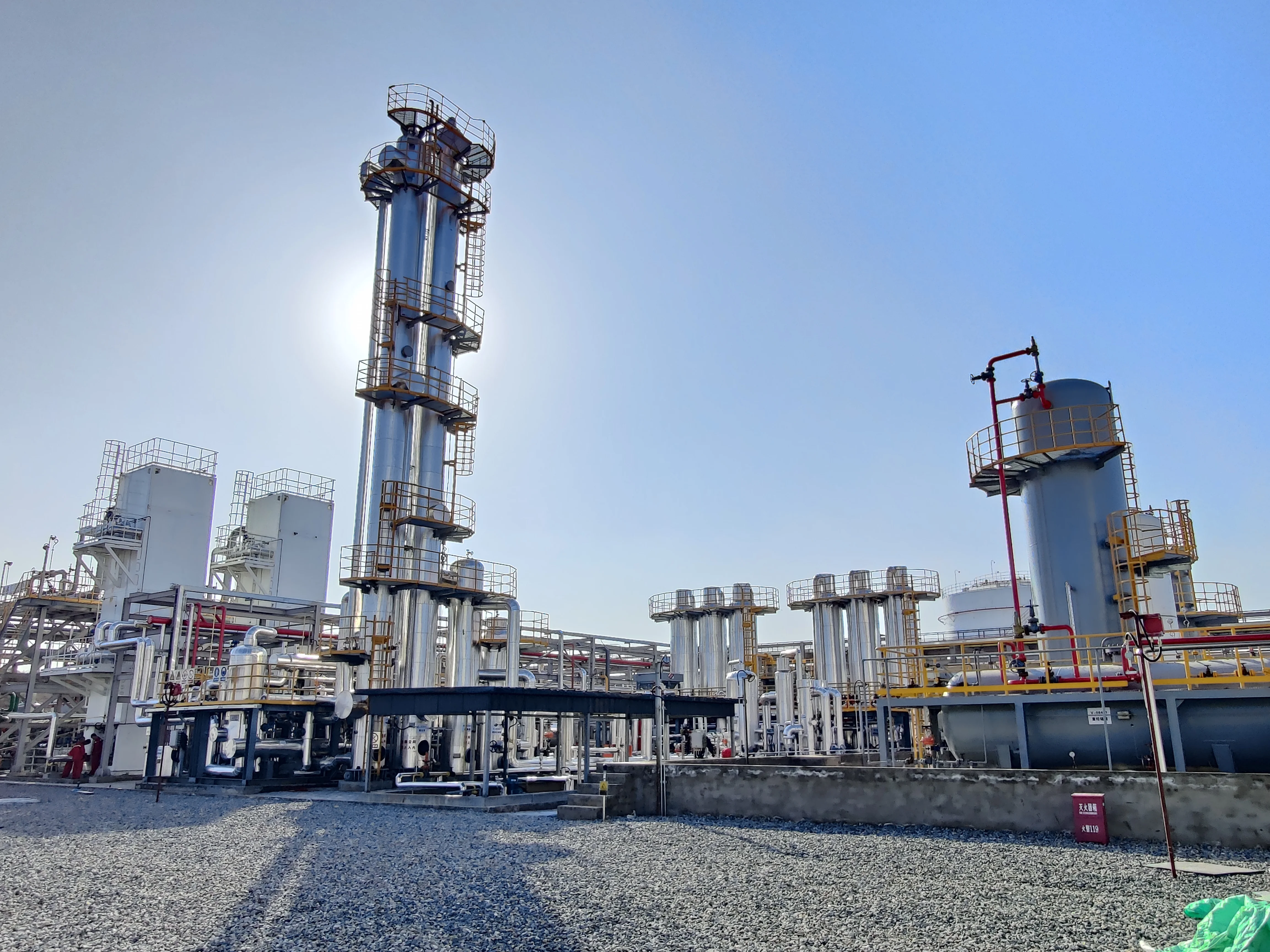 Крупномасштабная установка для сжижения жидкого природного газа
